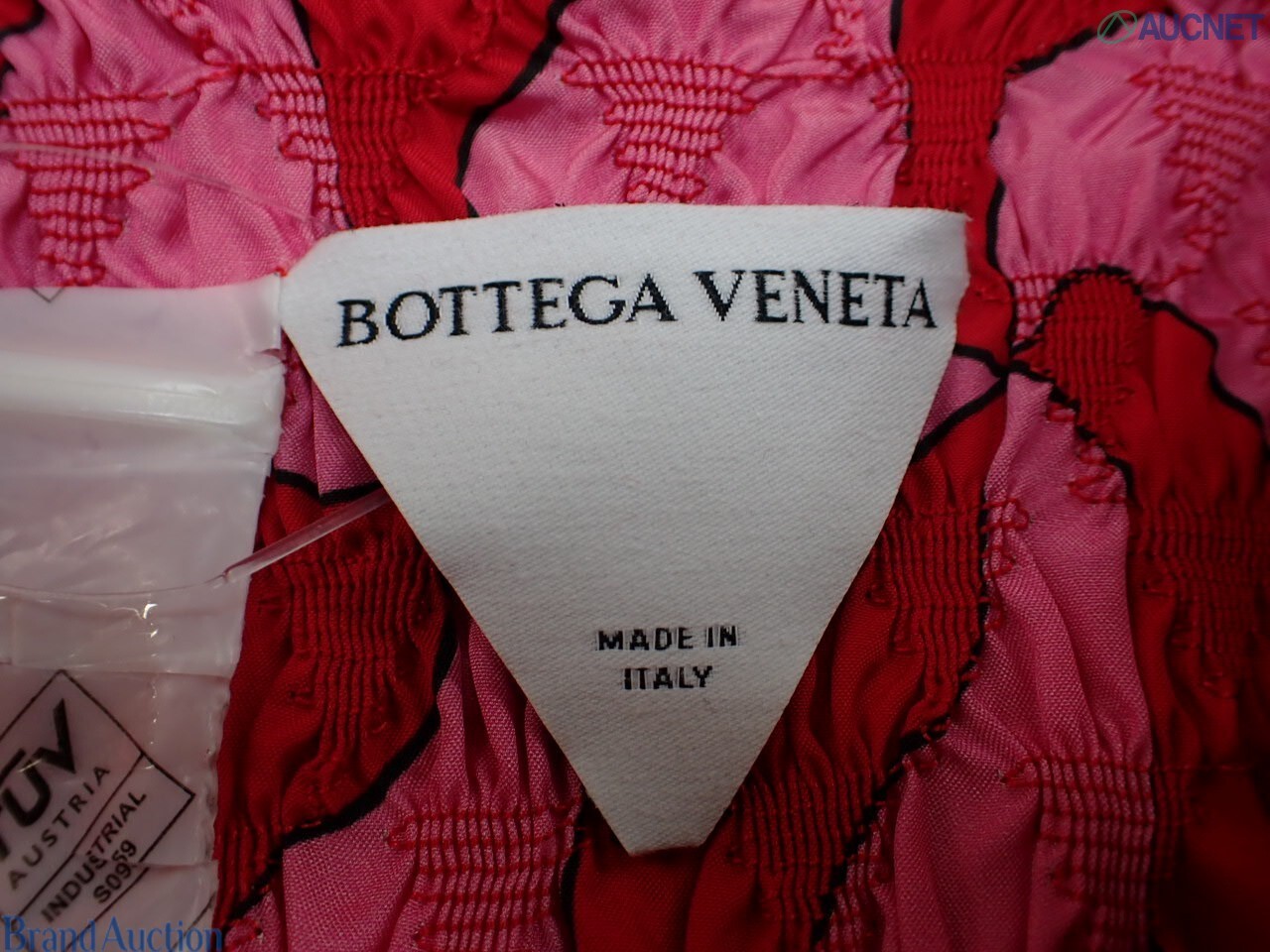 Camicia Bottega Veneta in tessuto increspato rosso e rosa su manichino, colletto a punta e cintura annodata in vita — vista 4