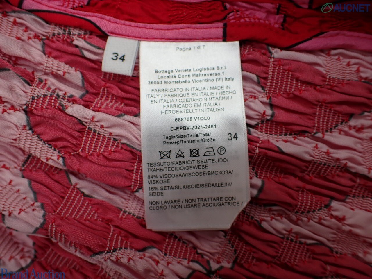 Camicia Bottega Veneta in tessuto increspato rosso e rosa su manichino, colletto a punta e cintura annodata in vita — vista 5