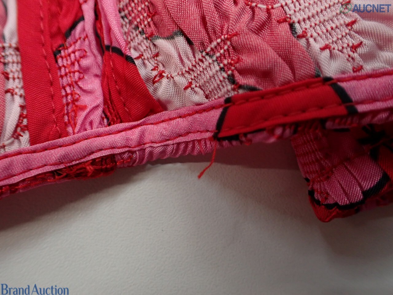 Camicia Bottega Veneta in tessuto increspato rosso e rosa su manichino, colletto a punta e cintura annodata in vita — vista 7