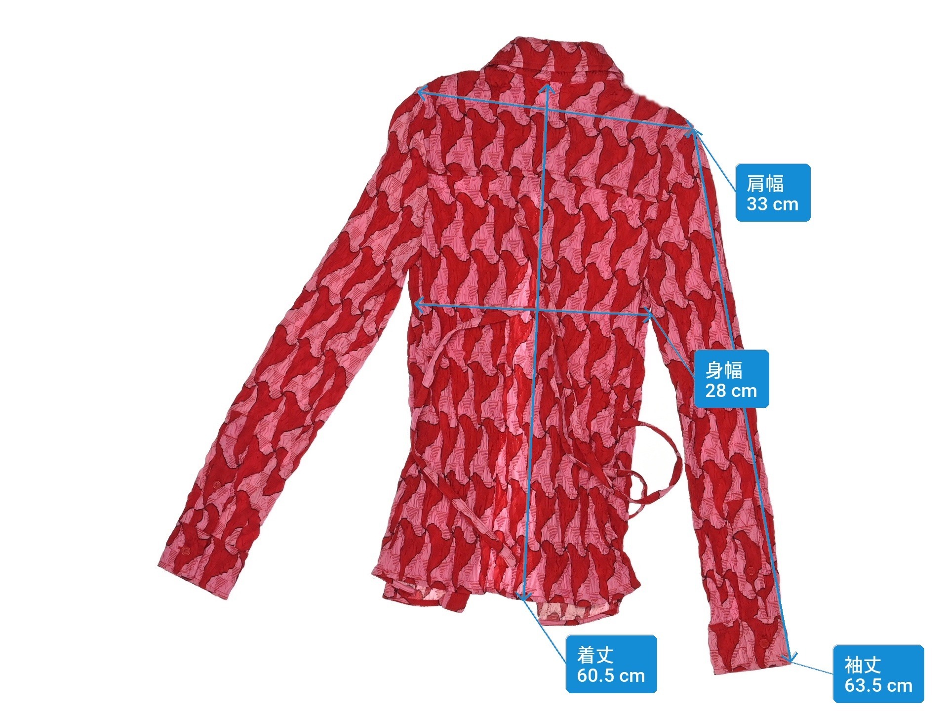 Camicia Bottega Veneta in tessuto increspato rosso e rosa su manichino, colletto a punta e cintura annodata in vita — vista 8