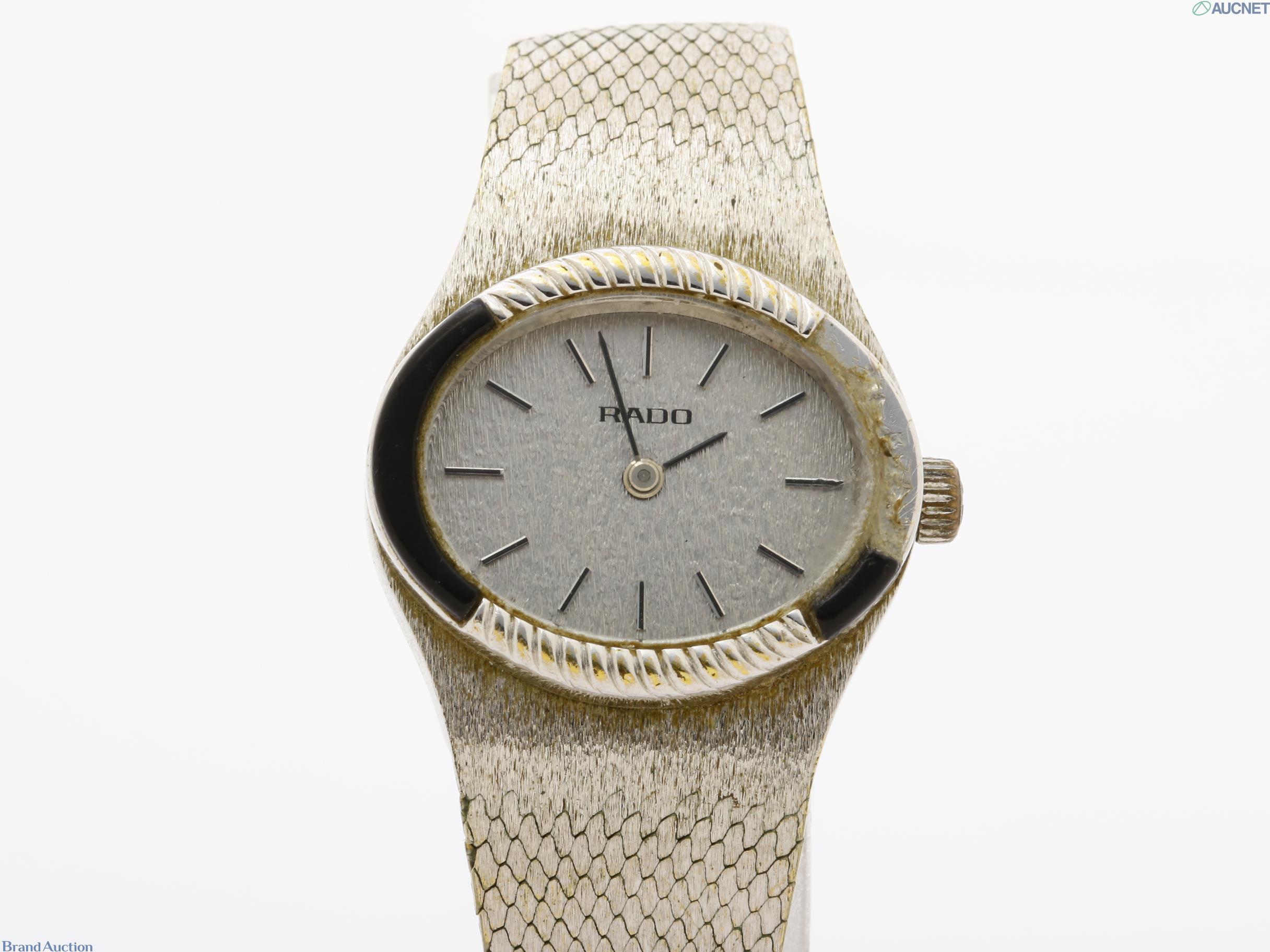 Orologio Rado da donna in tono argento, quadrante ovale, lunetta con inserti neri e bracciale a maglia integrato