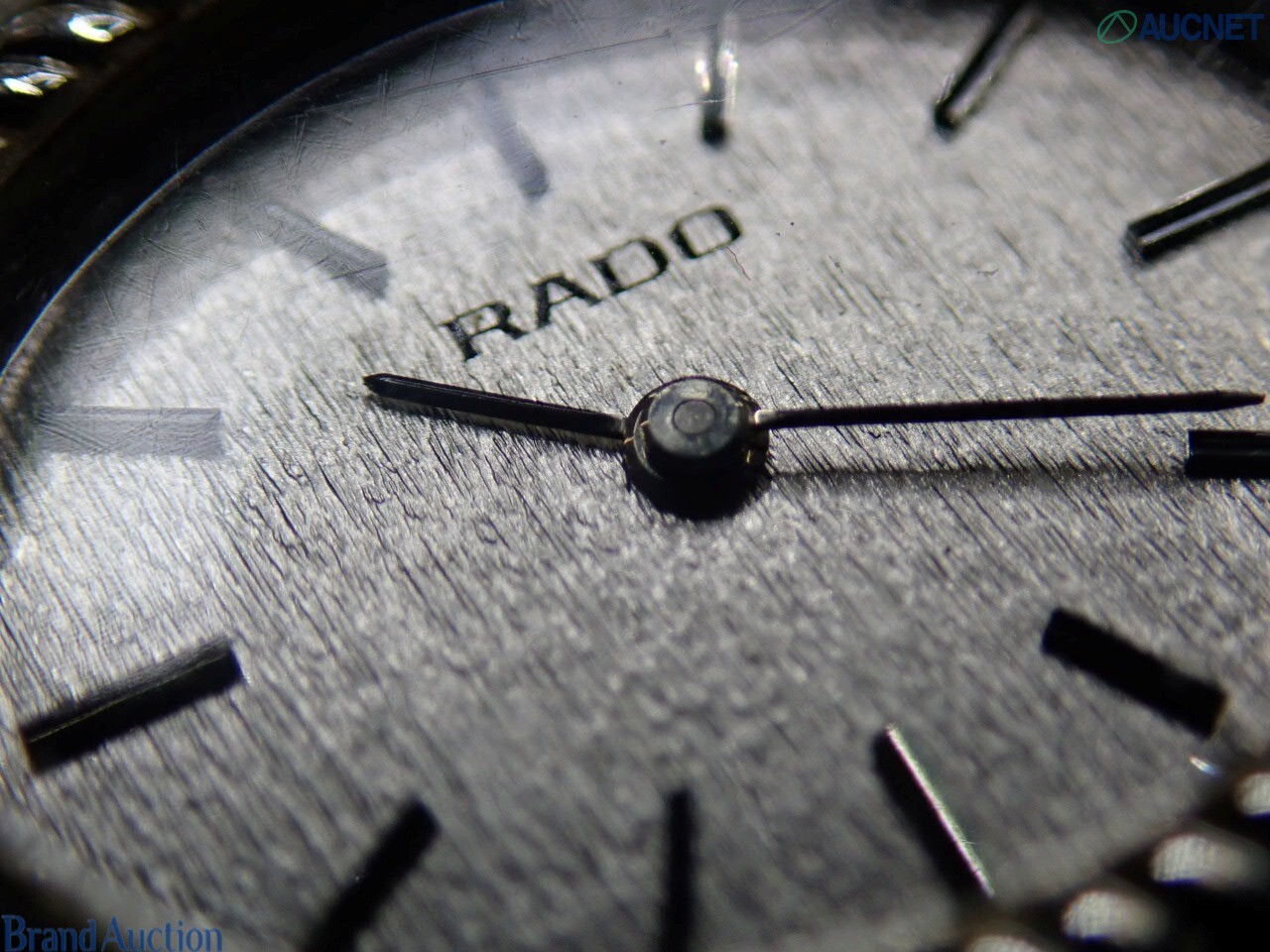 Orologio Rado da donna in tono argento, quadrante ovale, lunetta con inserti neri e bracciale a maglia integrato — vista 8