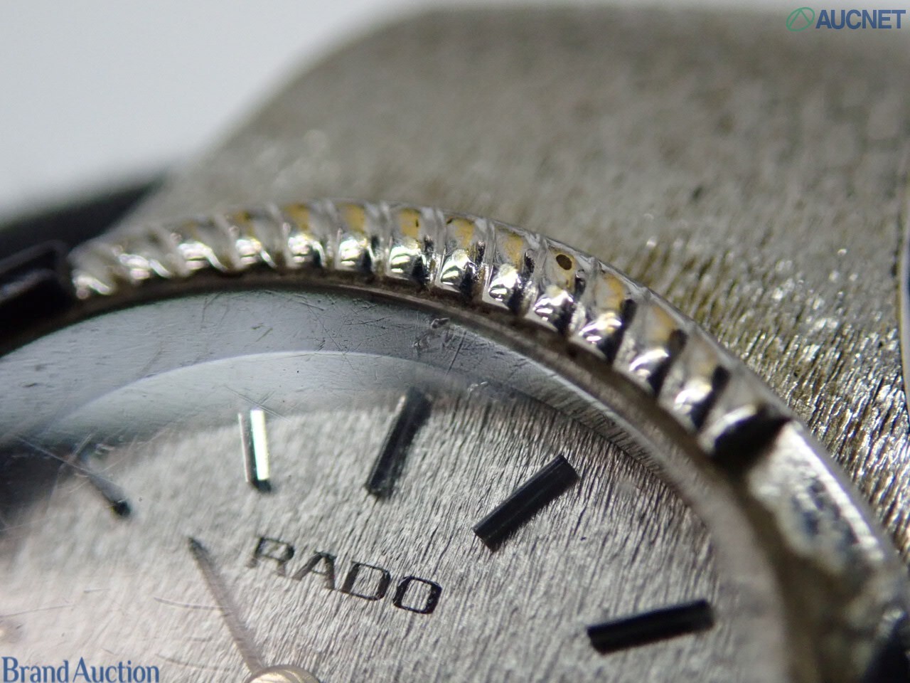 Orologio Rado da donna in tono argento, quadrante ovale, lunetta con inserti neri e bracciale a maglia integrato — vista 9