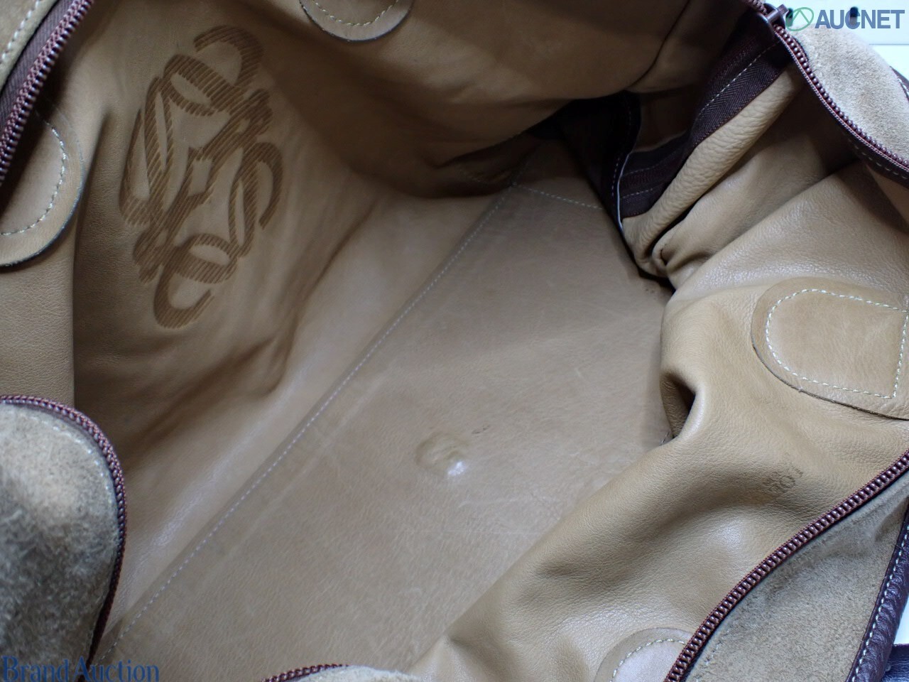 Borsa Boston Loewe in camoscio color tabacco con manici, profili e angoli in pelle marrone e anagramma impresso al centro — vista 19