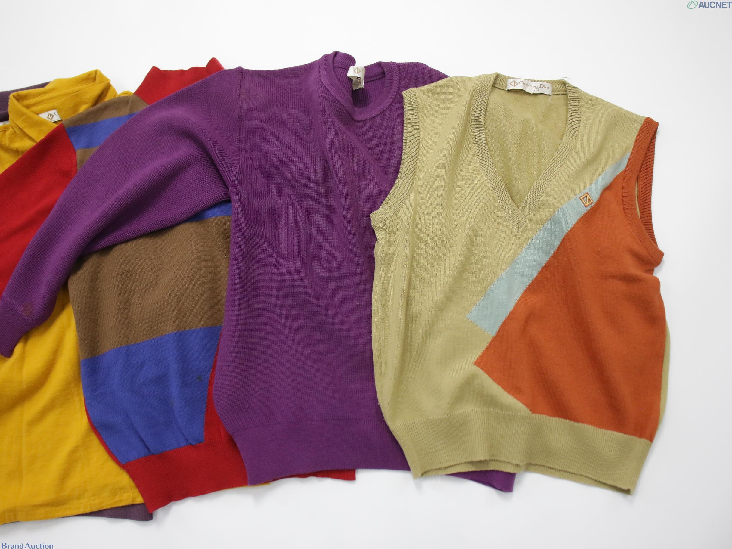 Cinque maglie Christian Dior a ventaglio: prugna, senape, rossa a righe, girocollo viola e gilet sabbia e arancio — vista 3