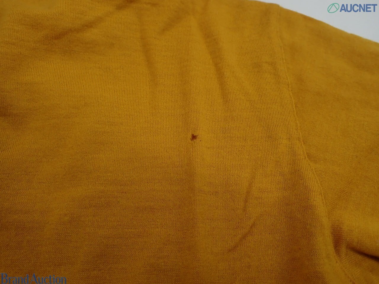 Cinque maglie Christian Dior a ventaglio: prugna, senape, rossa a righe, girocollo viola e gilet sabbia e arancio — vista 4