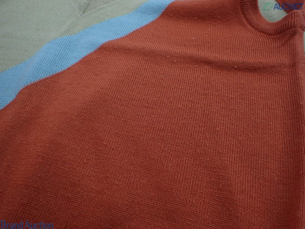 Cinque maglie Christian Dior a ventaglio: prugna, senape, rossa a righe, girocollo viola e gilet sabbia e arancio — vista 6