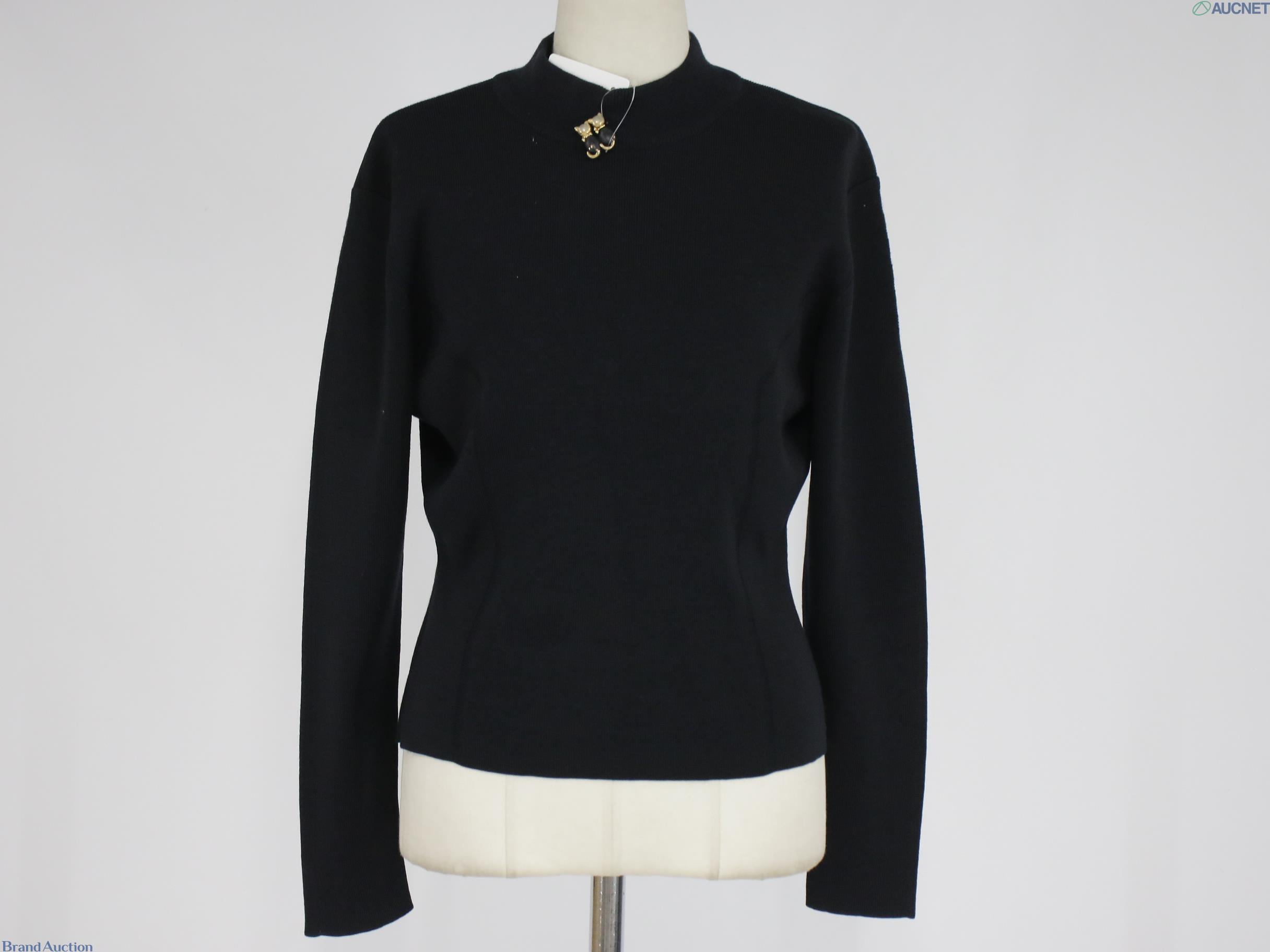 Maglia nera Christian Dior a collo alto su manichino, a coste fini, con maniche lunghe e cuciture che segnano la vita