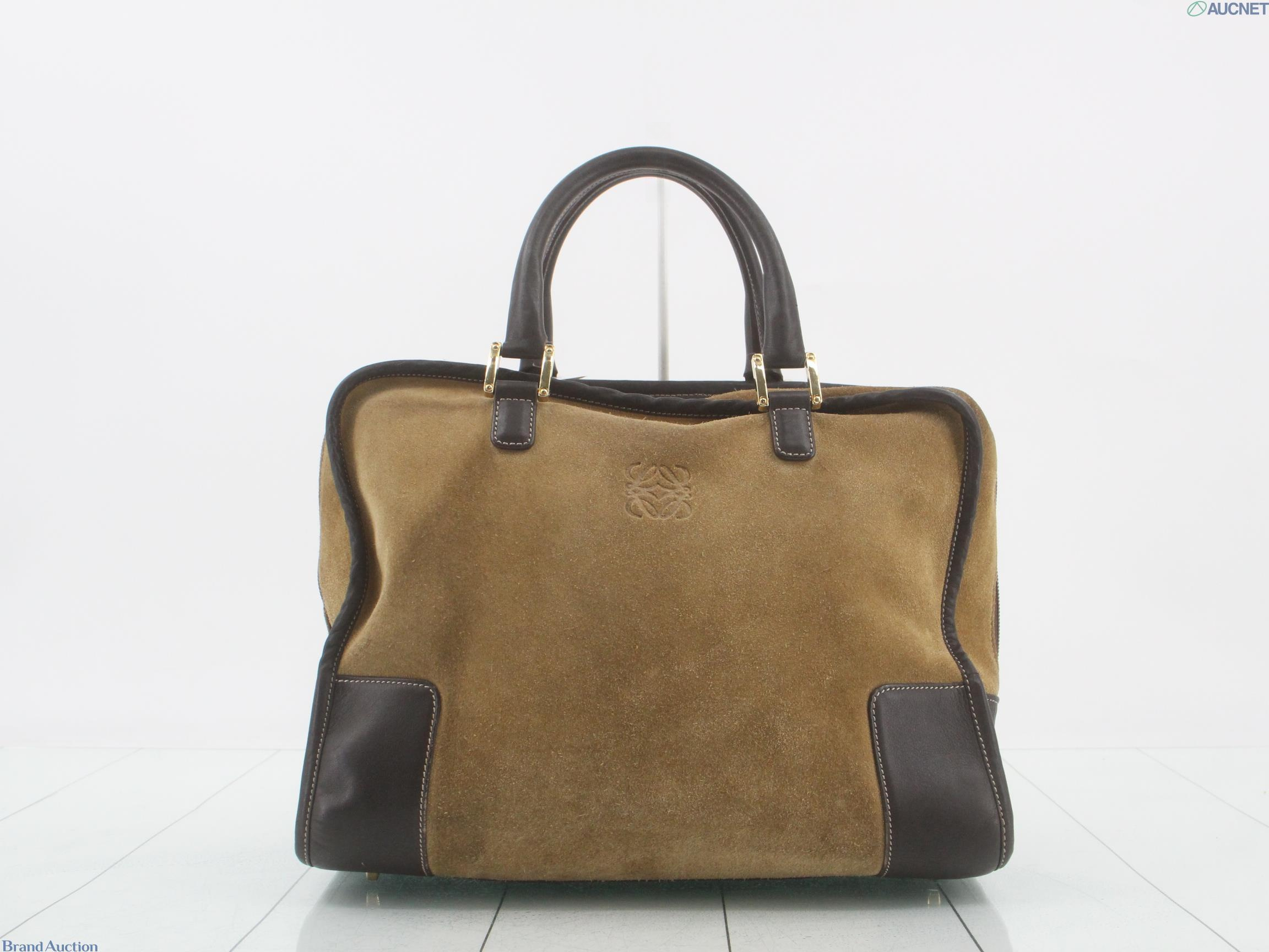 Borsa Amazona di Loewe in pelle scamosciata color sabbia, con manici e angoli in pelle marrone e anagramma impresso.