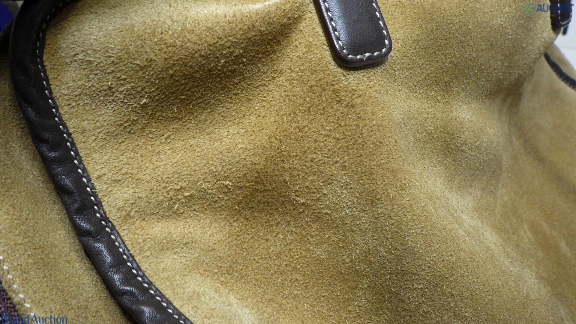 Borsa Amazona di Loewe in pelle scamosciata color sabbia, con manici e angoli in pelle marrone e anagramma impresso. — vista 11