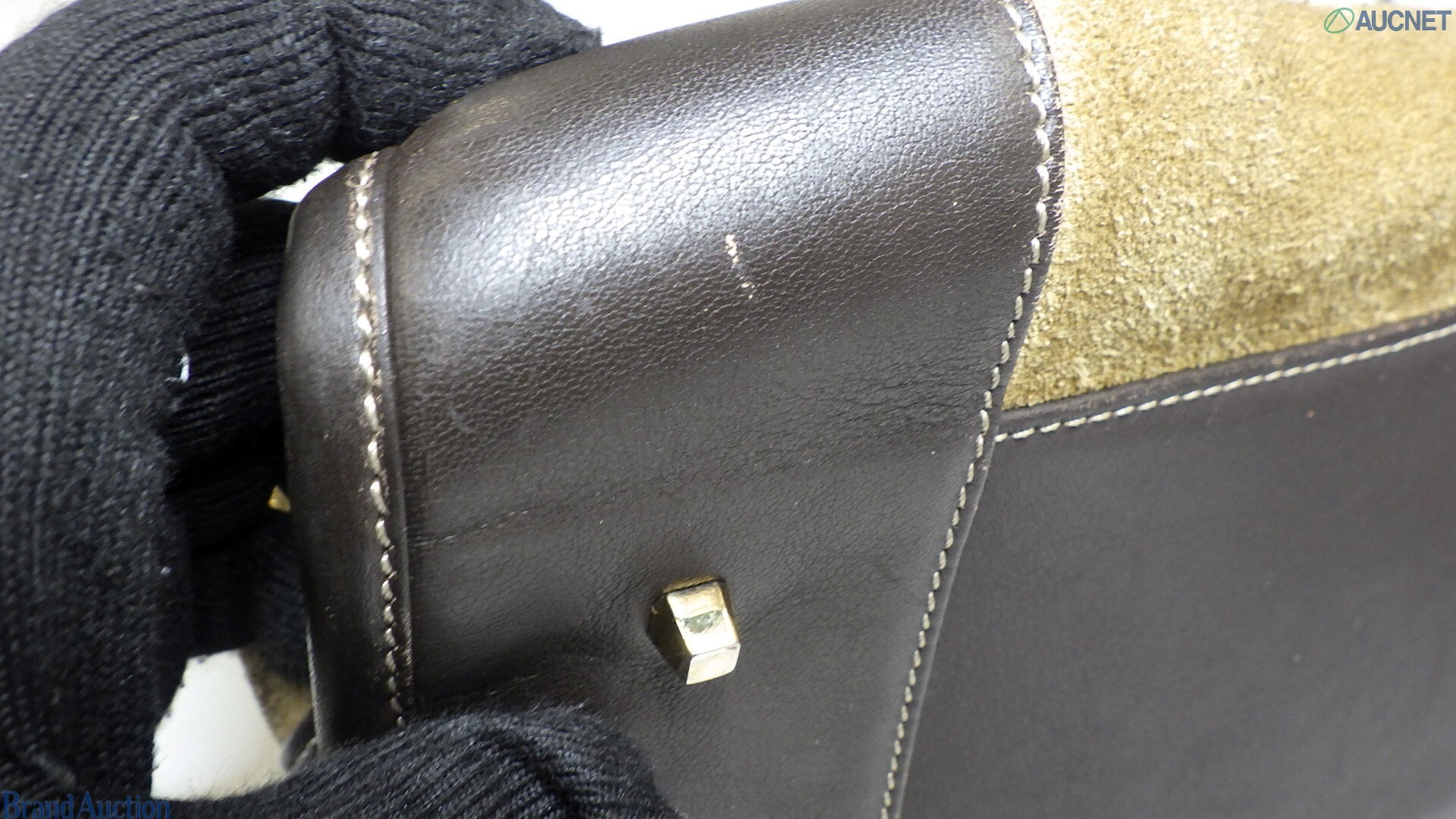 Borsa Amazona di Loewe in pelle scamosciata color sabbia, con manici e angoli in pelle marrone e anagramma impresso. — vista 12
