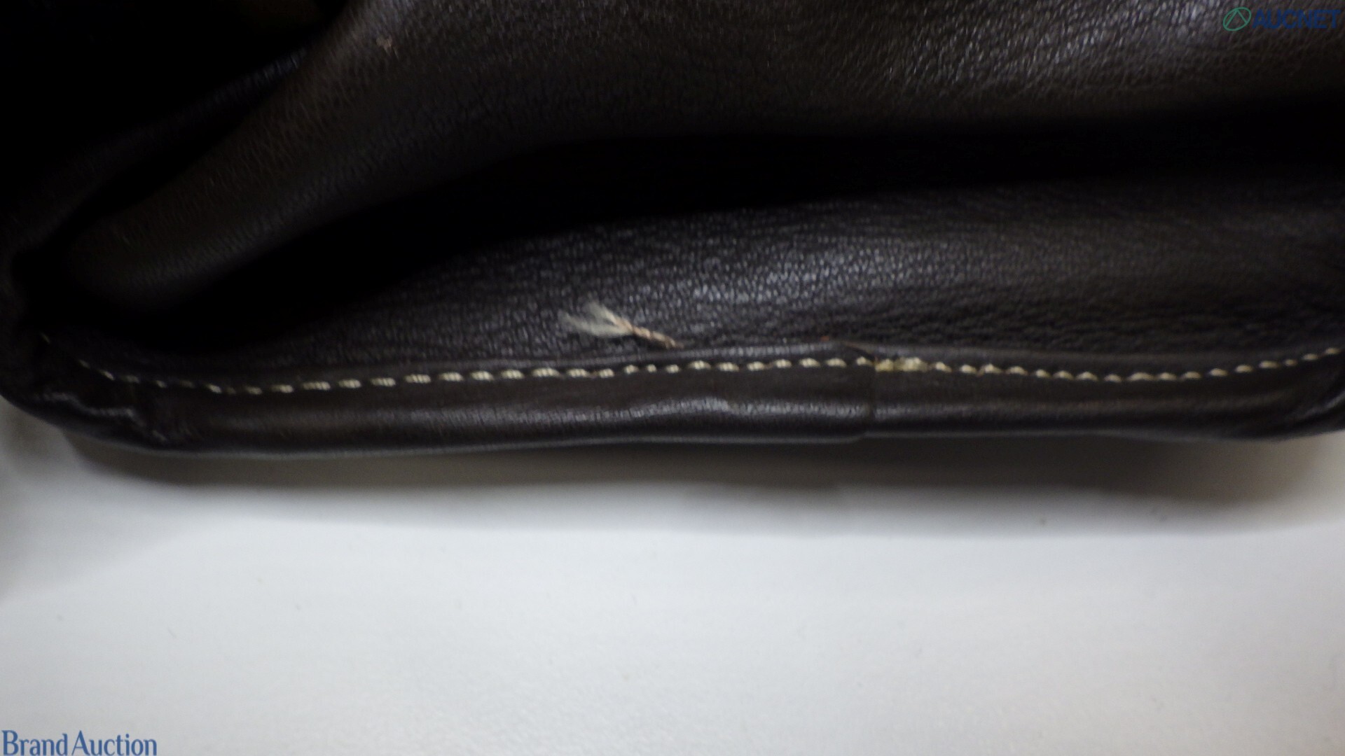 Borsa Amazona di Loewe in pelle scamosciata color sabbia, con manici e angoli in pelle marrone e anagramma impresso. — vista 13