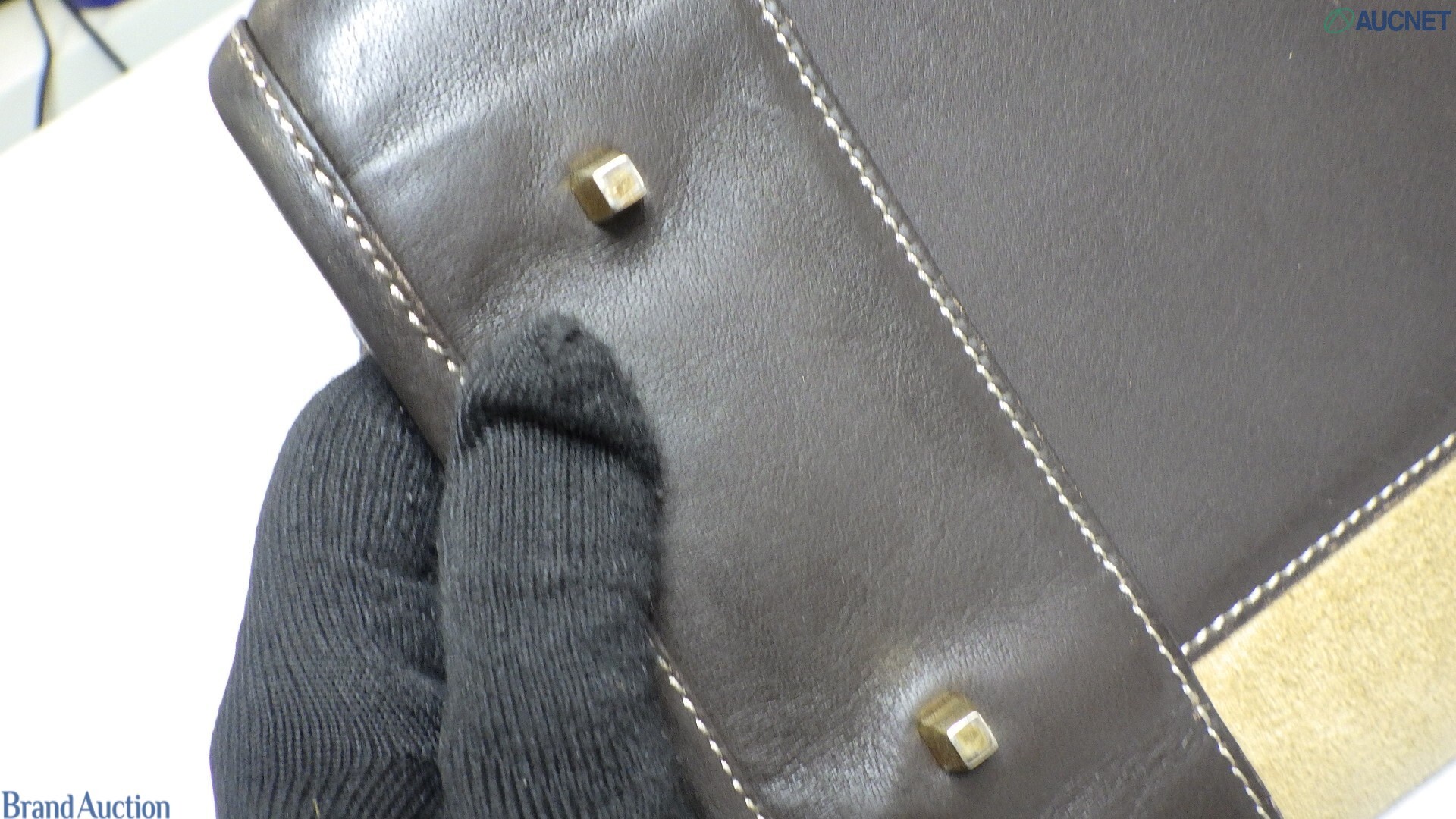 Borsa Amazona di Loewe in pelle scamosciata color sabbia, con manici e angoli in pelle marrone e anagramma impresso. — vista 14
