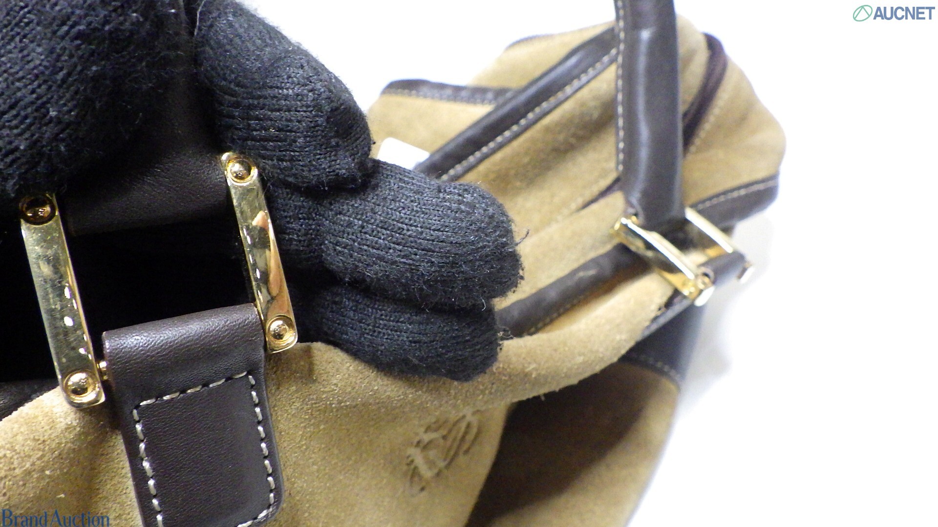 Borsa Amazona di Loewe in pelle scamosciata color sabbia, con manici e angoli in pelle marrone e anagramma impresso. — vista 15
