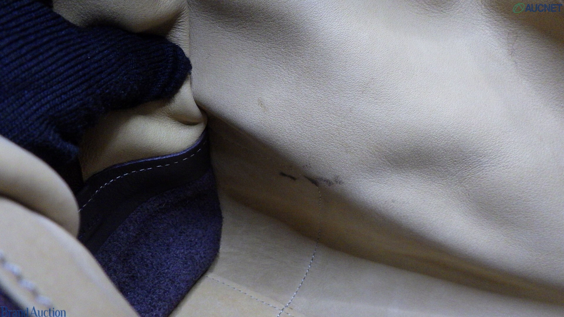 Borsa Amazona di Loewe in pelle scamosciata color sabbia, con manici e angoli in pelle marrone e anagramma impresso. — vista 17