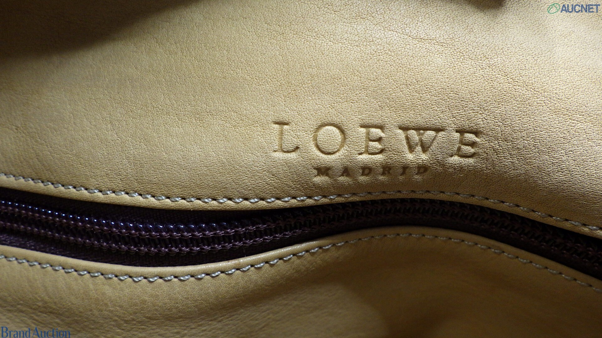 Borsa Amazona di Loewe in pelle scamosciata color sabbia, con manici e angoli in pelle marrone e anagramma impresso. — vista 20