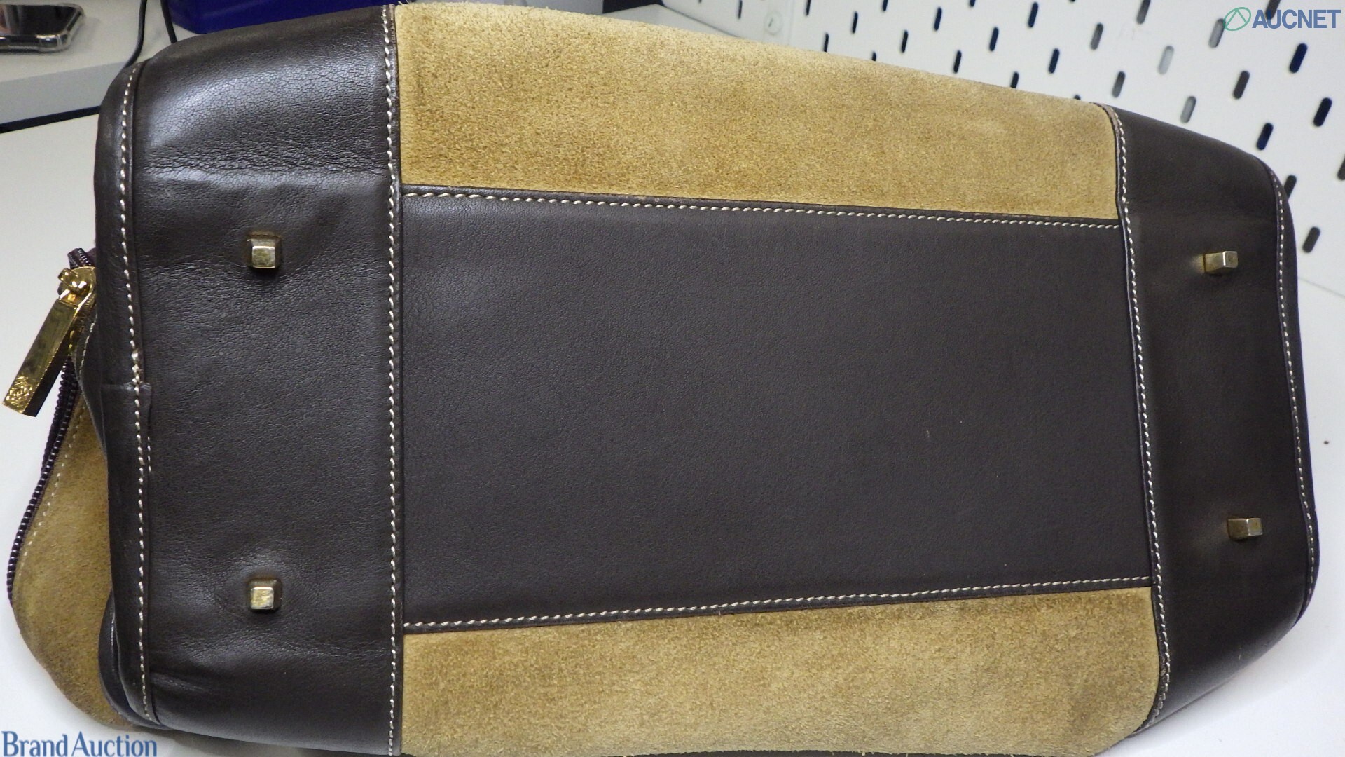 Borsa Amazona di Loewe in pelle scamosciata color sabbia, con manici e angoli in pelle marrone e anagramma impresso. — vista 7