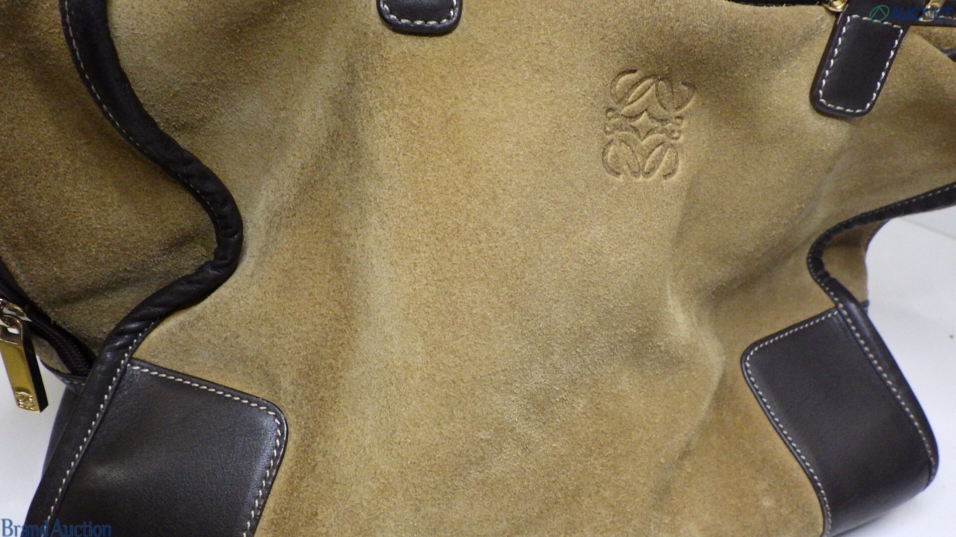 Borsa Amazona di Loewe in pelle scamosciata color sabbia, con manici e angoli in pelle marrone e anagramma impresso. — vista 8