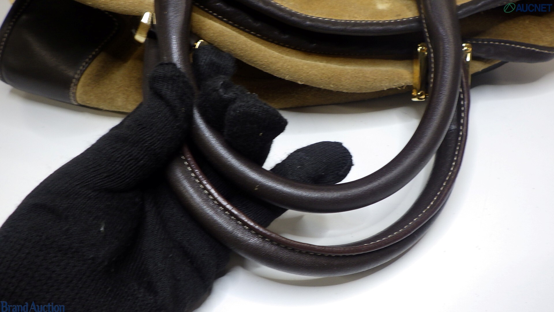 Borsa Amazona di Loewe in pelle scamosciata color sabbia, con manici e angoli in pelle marrone e anagramma impresso. — vista 9