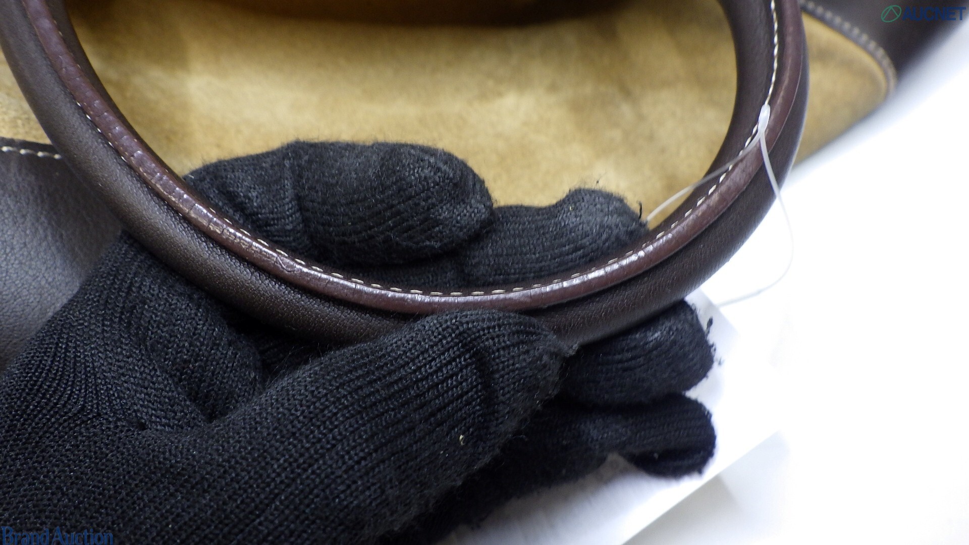 Borsa Amazona di Loewe in pelle scamosciata color sabbia, con manici e angoli in pelle marrone e anagramma impresso. — vista 10