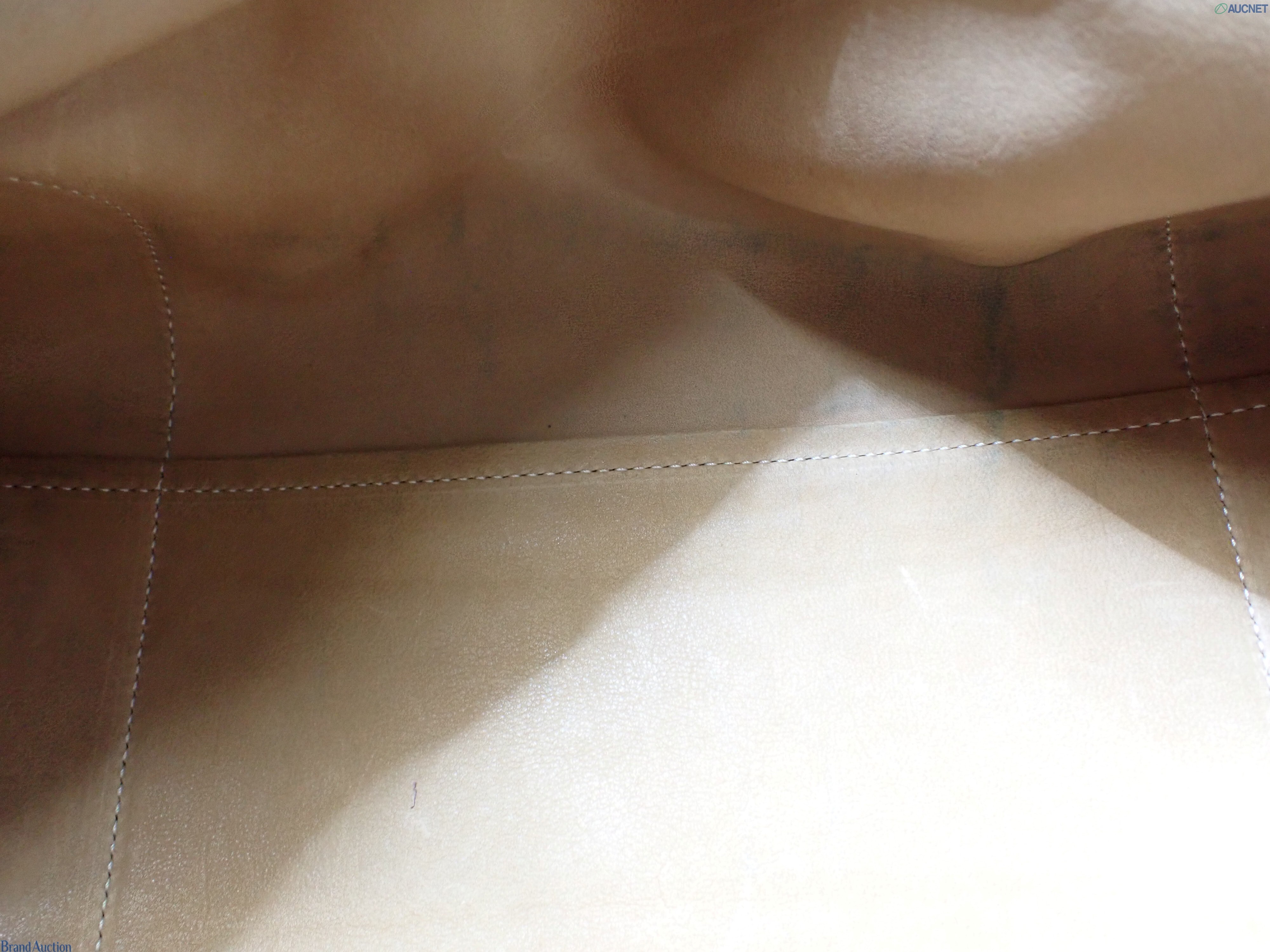 Borsa Amazona 30 di Loewe in pelle scamosciata oliva, con angoli e manici in pelle marrone e grande anagramma rigato. — vista 13