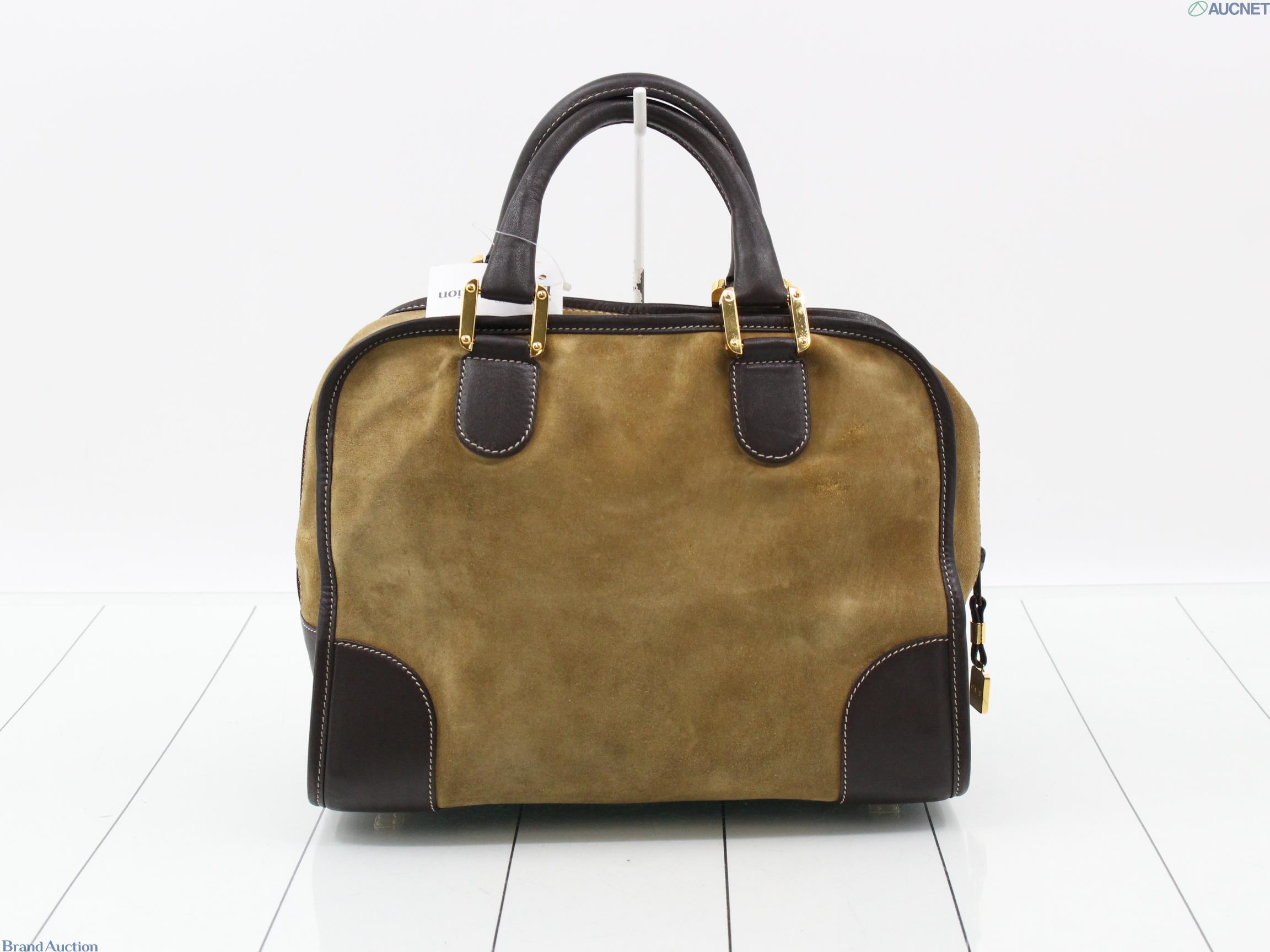 Borsa Amazona 30 di Loewe in pelle scamosciata oliva, con angoli e manici in pelle marrone e grande anagramma rigato. — vista 16