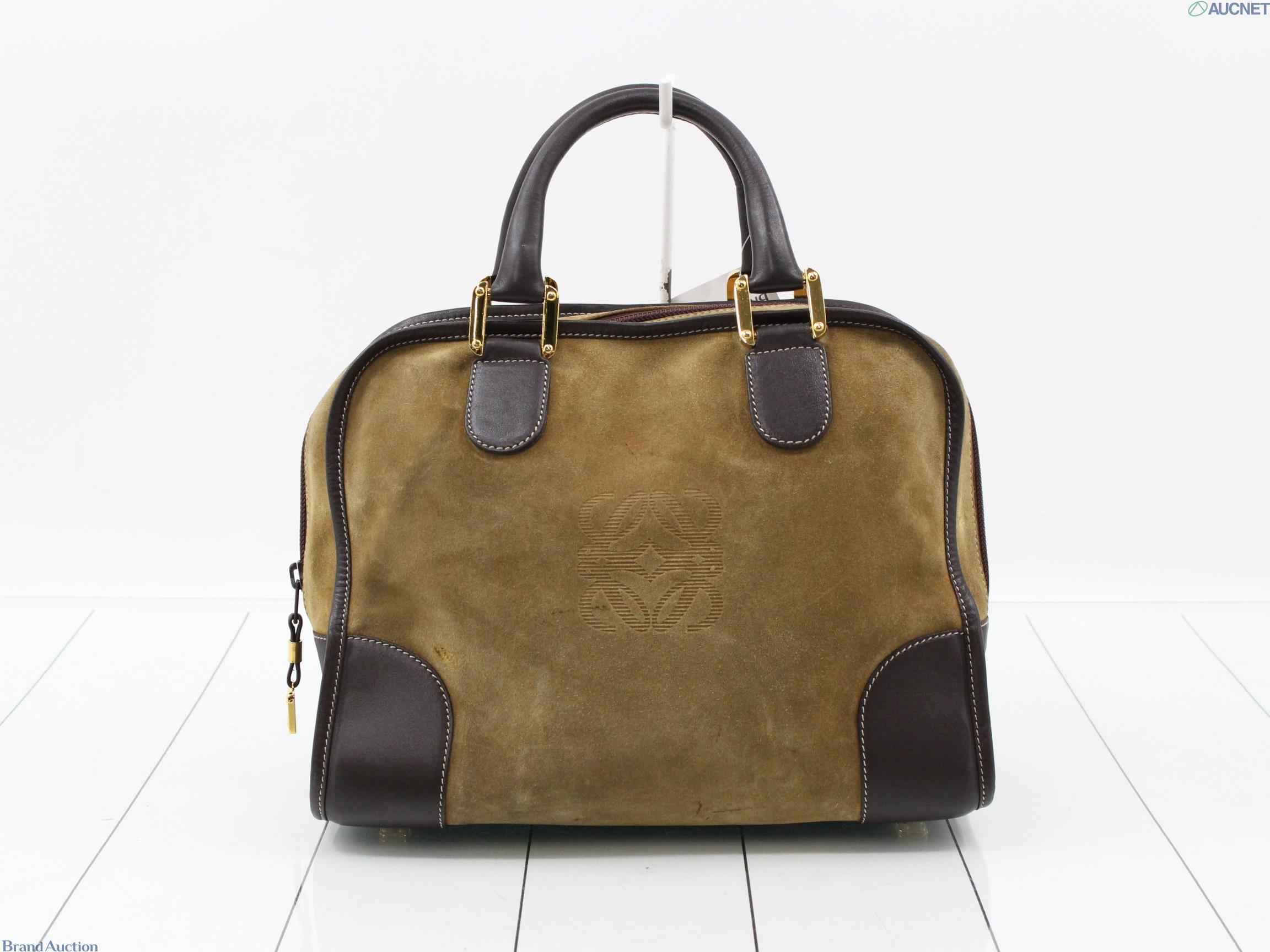 Borsa Amazona 30 di Loewe in pelle scamosciata oliva, con angoli e manici in pelle marrone e grande anagramma rigato. — vista 18