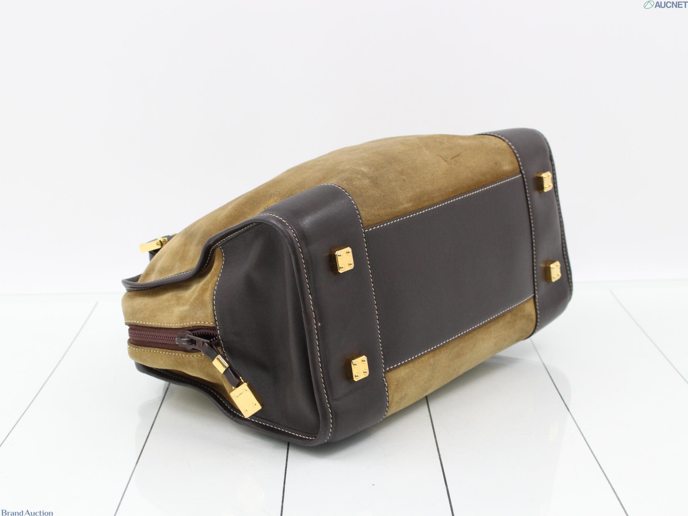 Borsa Amazona 30 di Loewe in pelle scamosciata oliva, con angoli e manici in pelle marrone e grande anagramma rigato. — vista 3