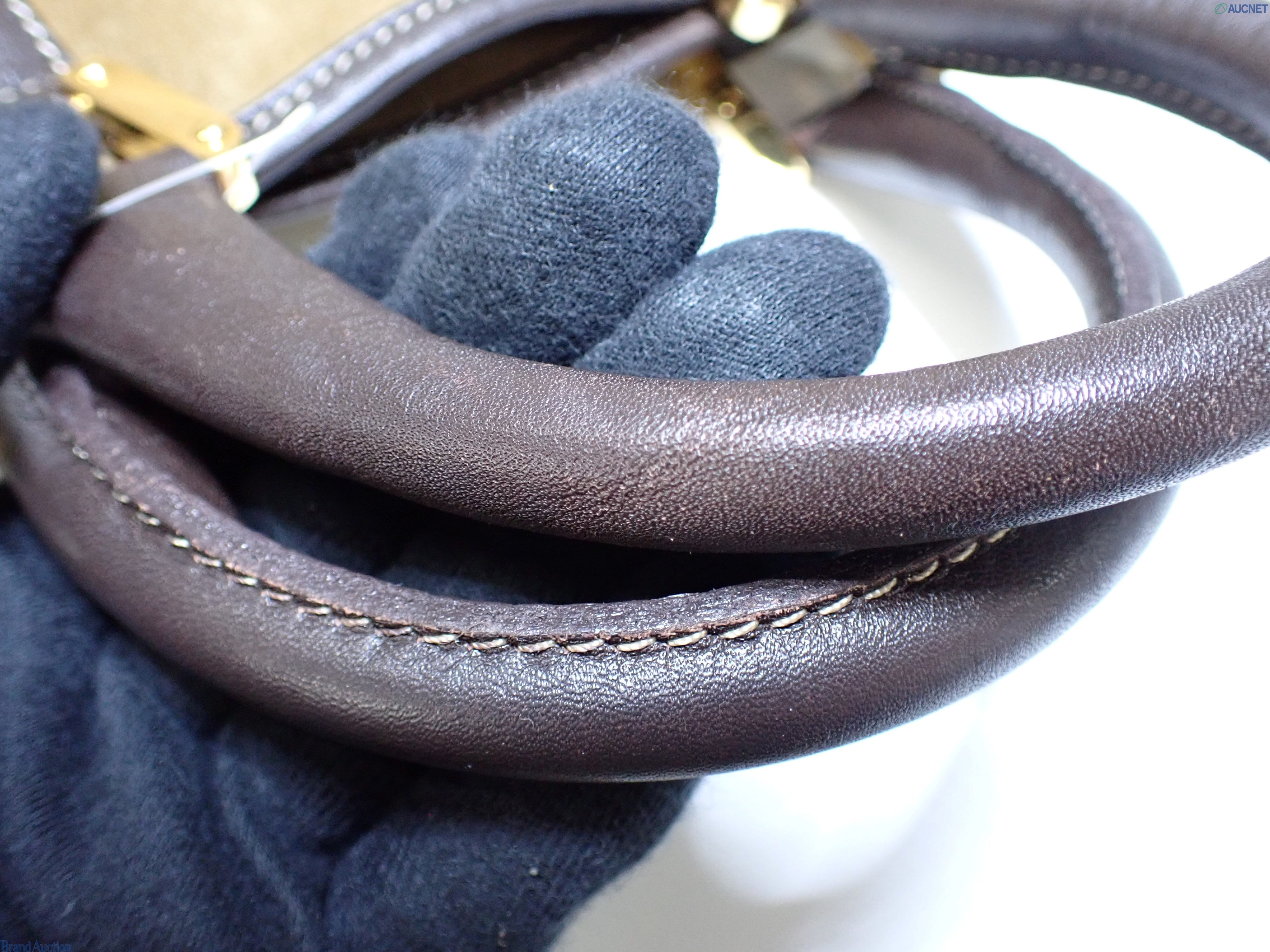 Borsa Amazona 30 di Loewe in pelle scamosciata oliva, con angoli e manici in pelle marrone e grande anagramma rigato. — vista 6
