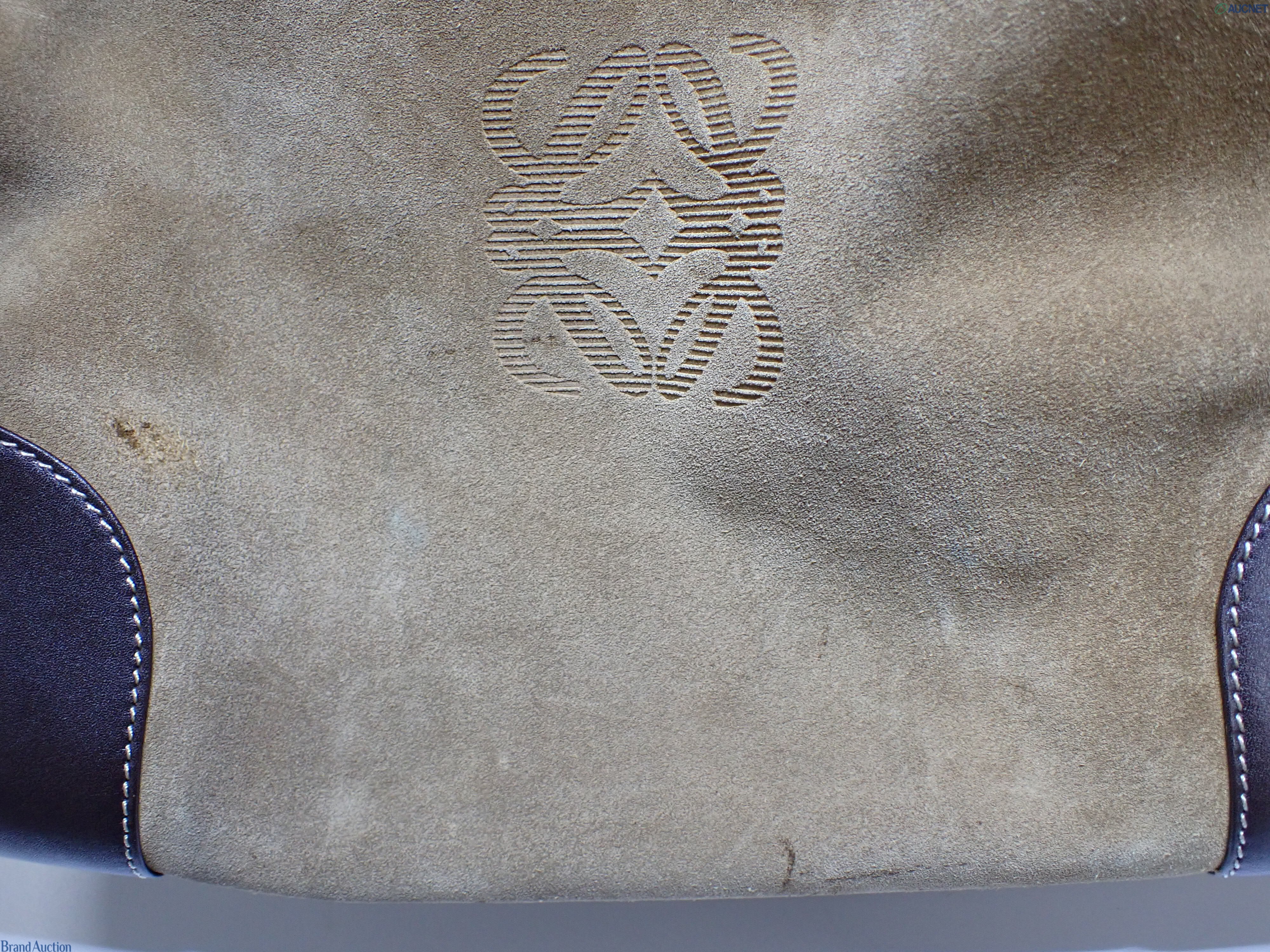 Borsa Amazona 30 di Loewe in pelle scamosciata oliva, con angoli e manici in pelle marrone e grande anagramma rigato. — vista 7