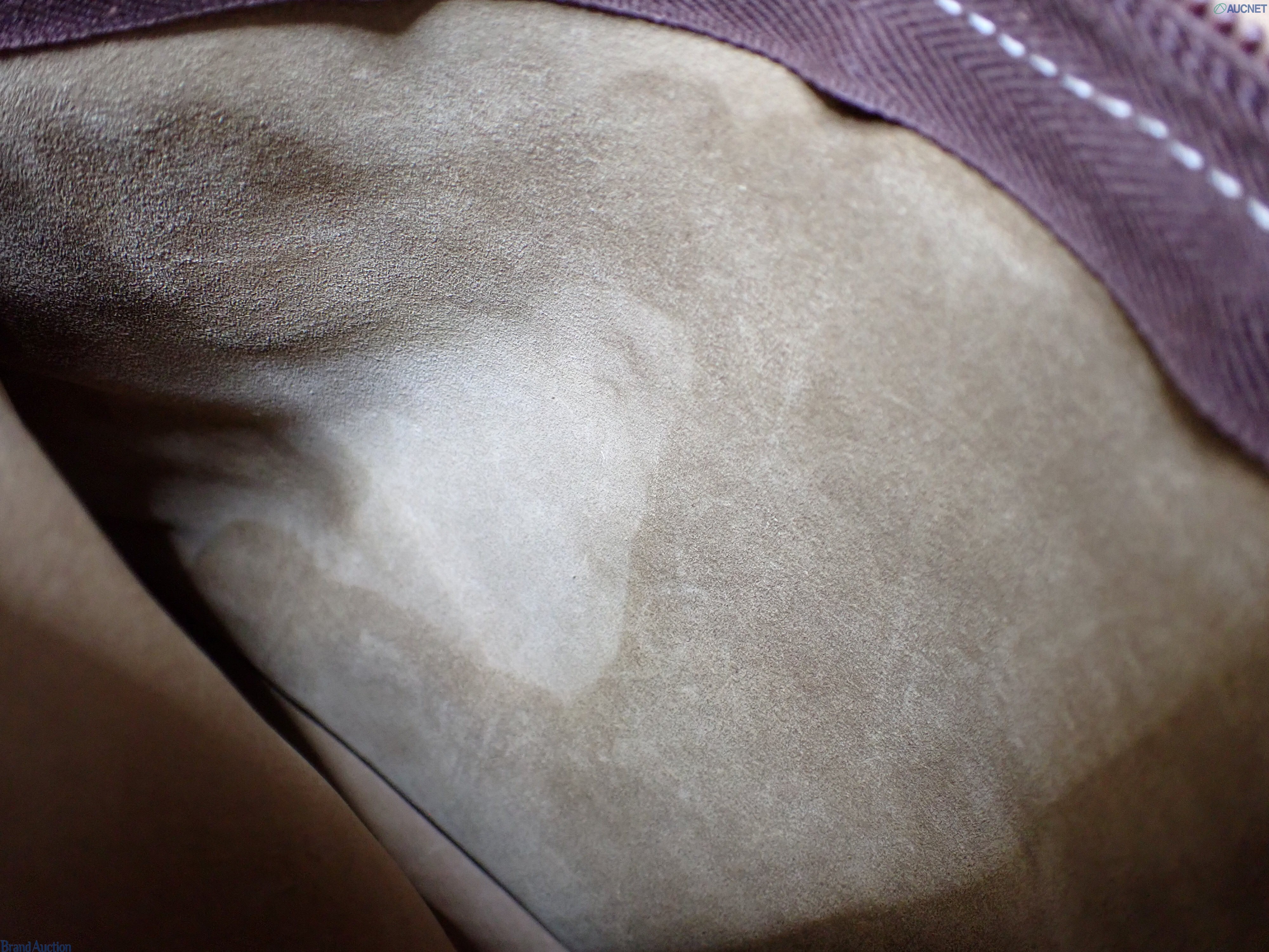 Borsa Amazona 30 di Loewe in pelle scamosciata oliva, con angoli e manici in pelle marrone e grande anagramma rigato. — vista 9