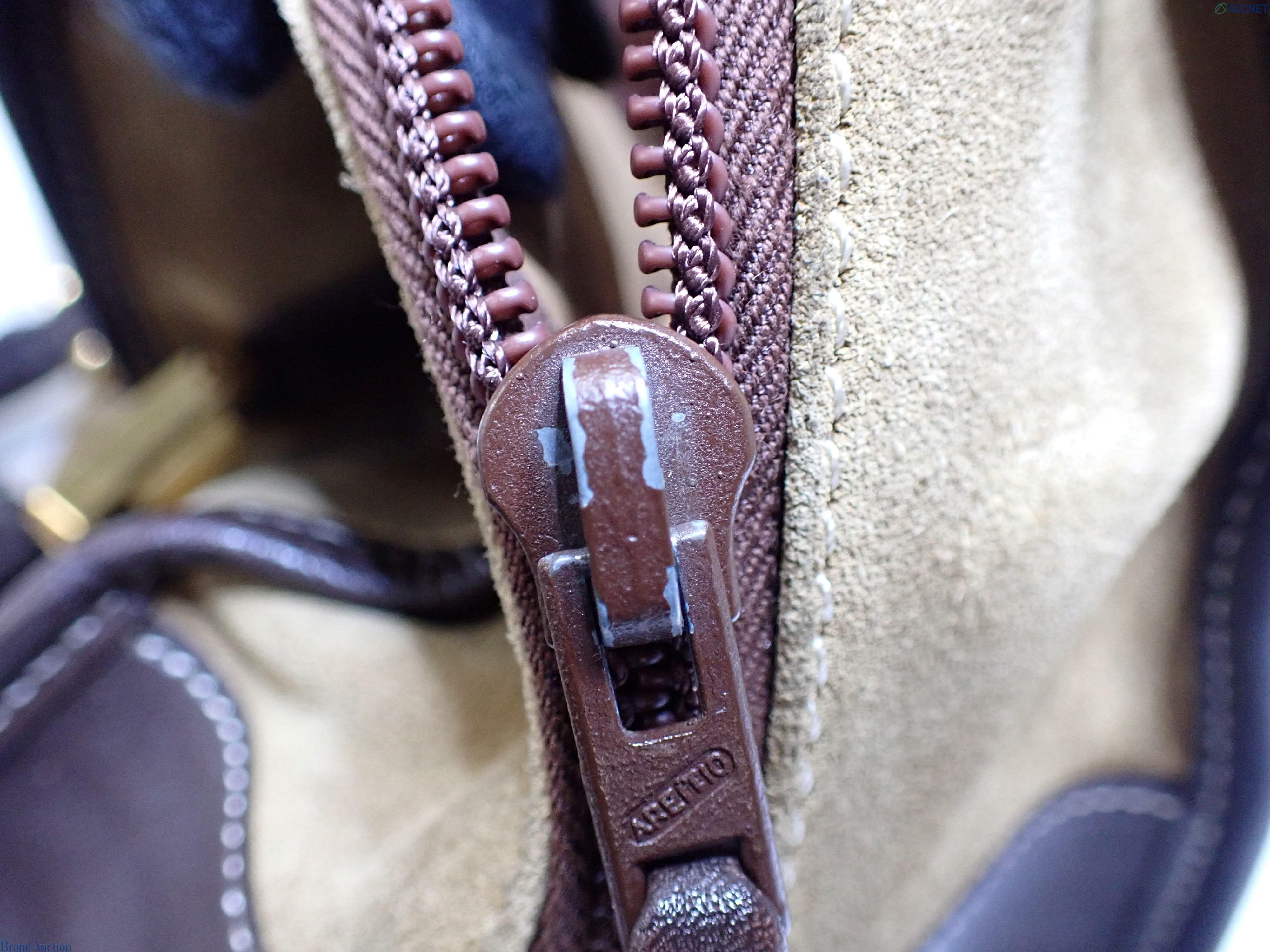 Borsa Amazona 30 di Loewe in pelle scamosciata oliva, con angoli e manici in pelle marrone e grande anagramma rigato. — vista 10