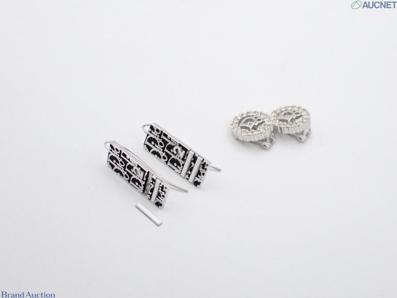 Cinque pezzi Christian Dior: collana, anello e spilla dorati con strass, orecchini pendenti a monogramma e orecchini a clip. — vista 2