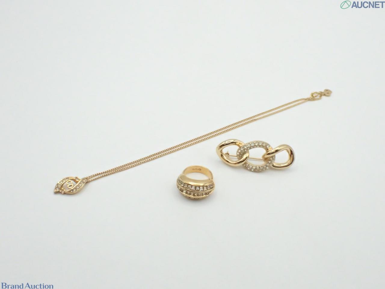 Cinque pezzi Christian Dior: collana, anello e spilla dorati con strass, orecchini pendenti a monogramma e orecchini a clip. — vista 3
