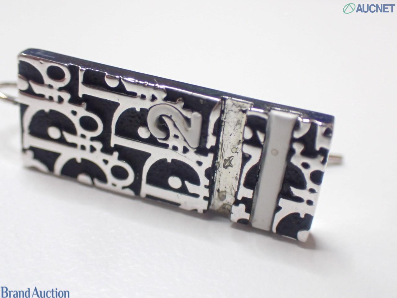 Cinque pezzi Christian Dior: collana, anello e spilla dorati con strass, orecchini pendenti a monogramma e orecchini a clip. — vista 5