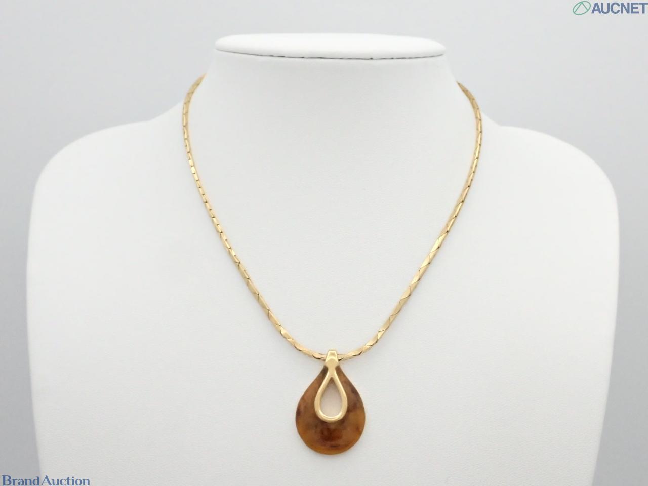 Collana Givenchy a catena dorata piatta con pendente a goccia color ambra marmorizzato e ansa dorata aperta al centro. — vista 3