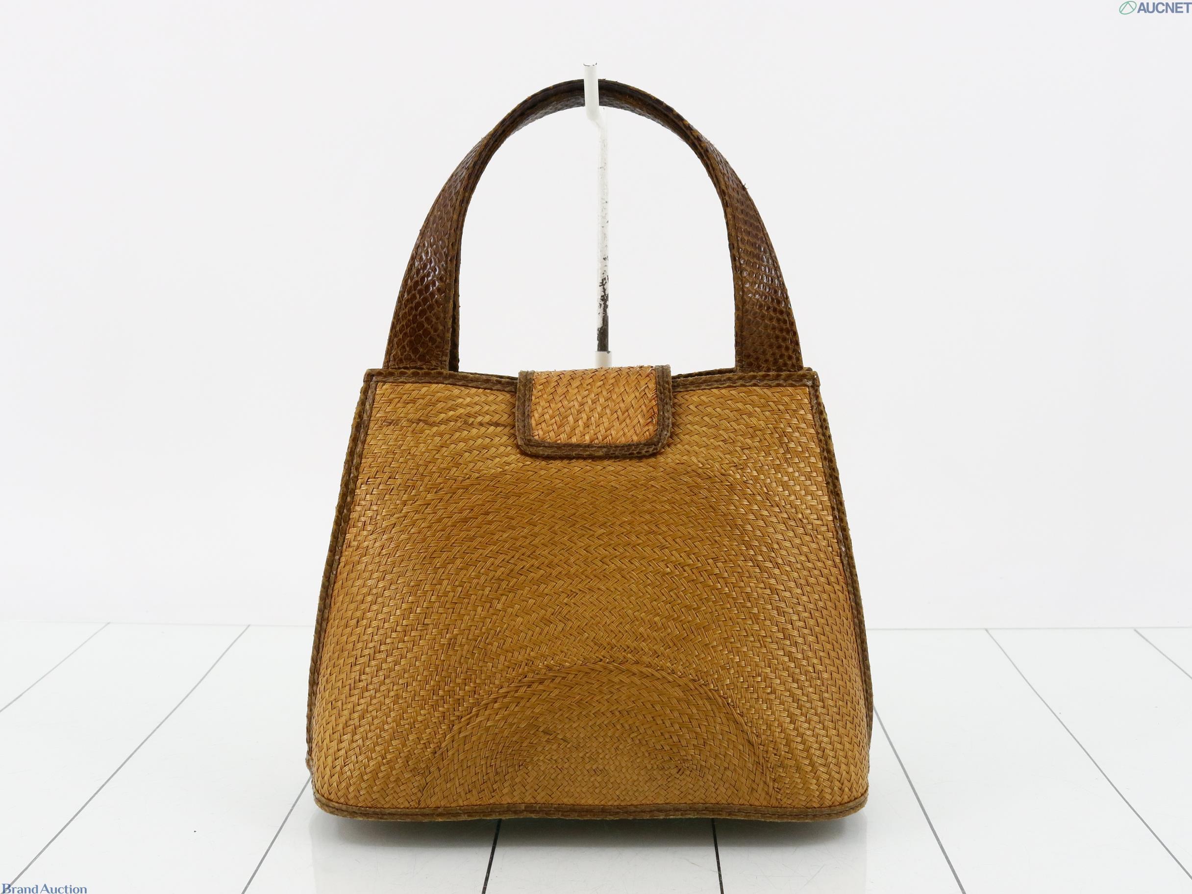 Borsa a mano in intreccio color miele, due manici bruni a scaglie e patta centrale, vista di fronte su fondo bianco — vista 2