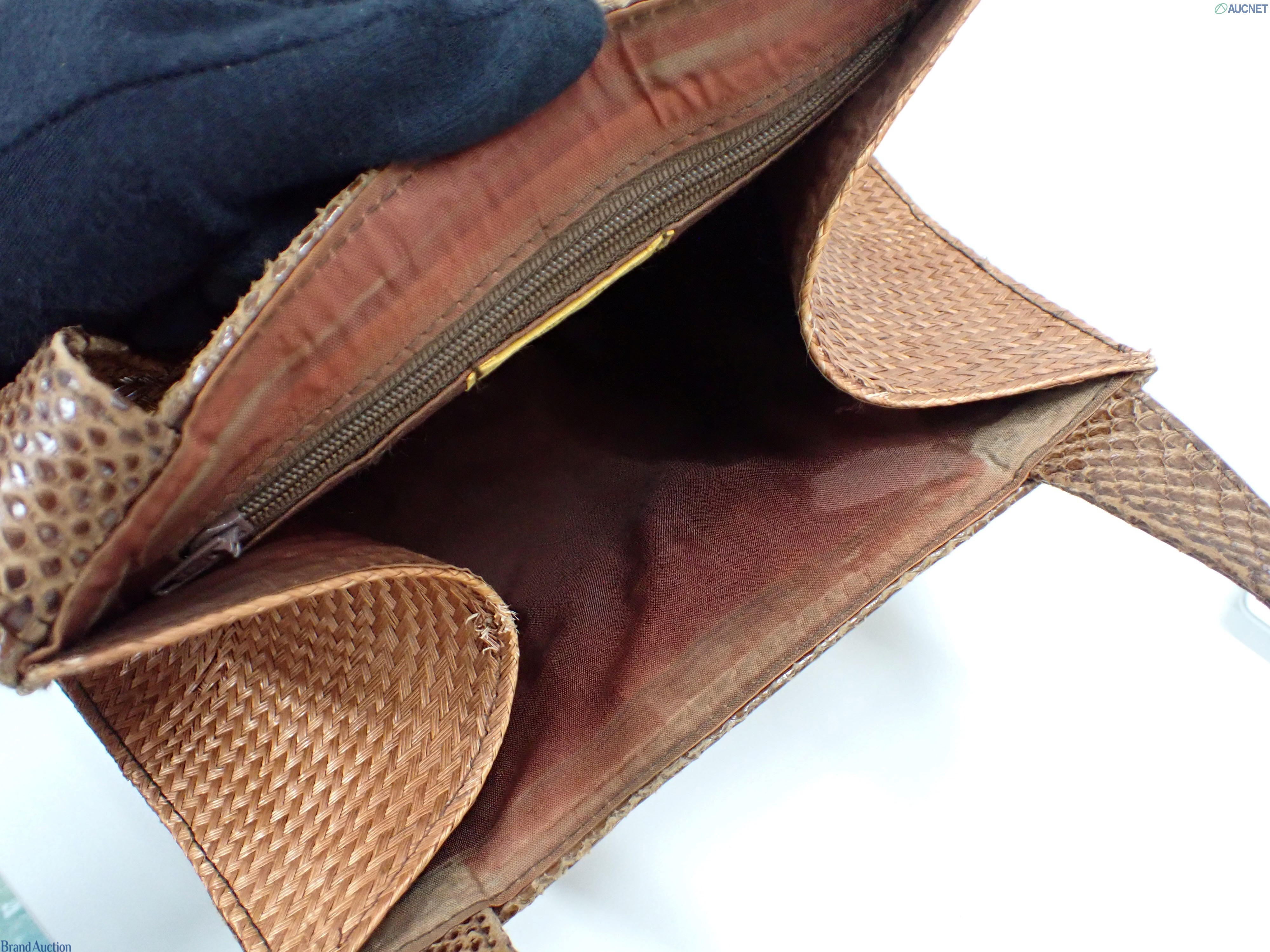 Borsa a mano in intreccio color miele, due manici bruni a scaglie e patta centrale, vista di fronte su fondo bianco — vista 13