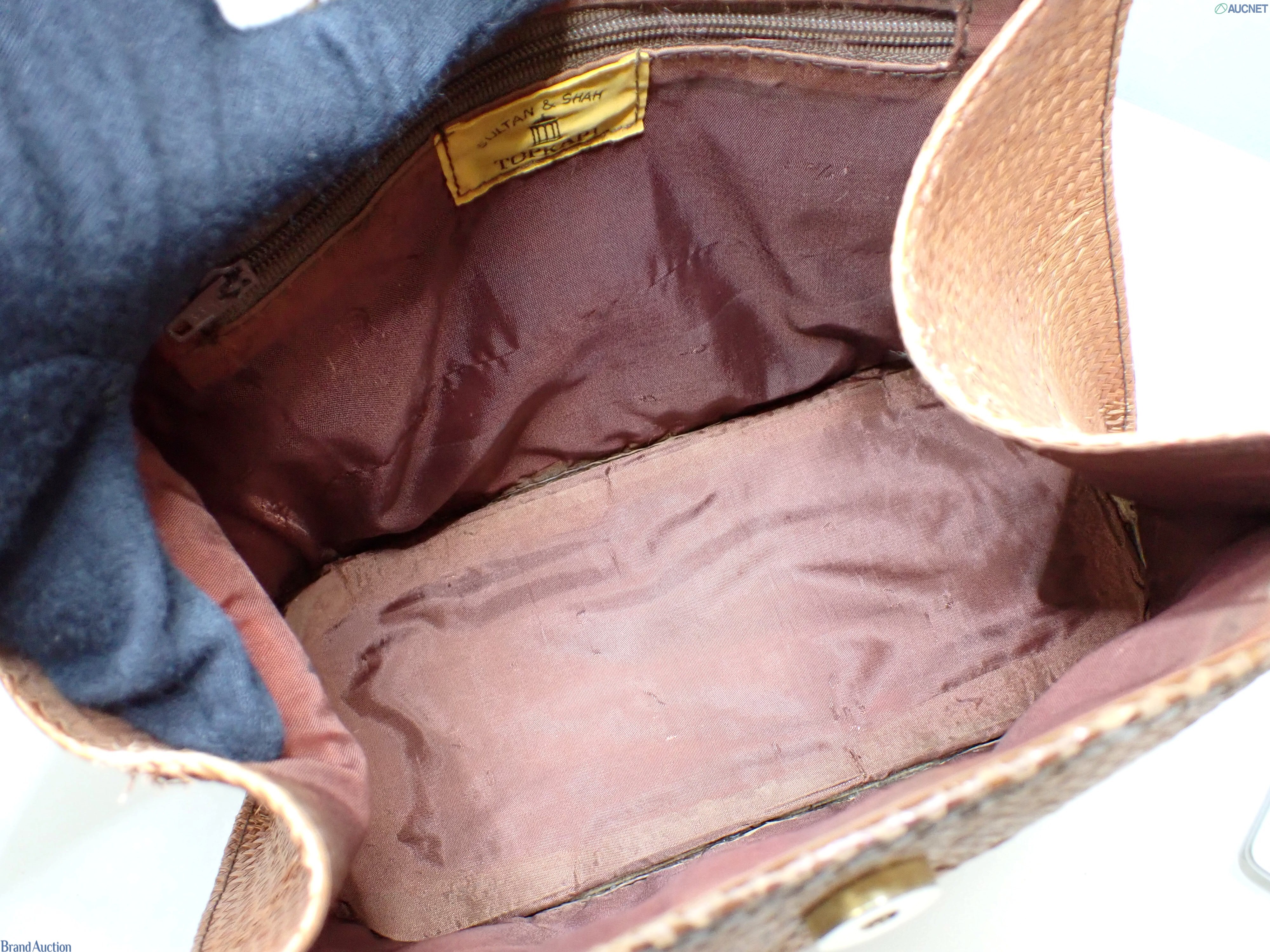 Borsa a mano in intreccio color miele, due manici bruni a scaglie e patta centrale, vista di fronte su fondo bianco — vista 14
