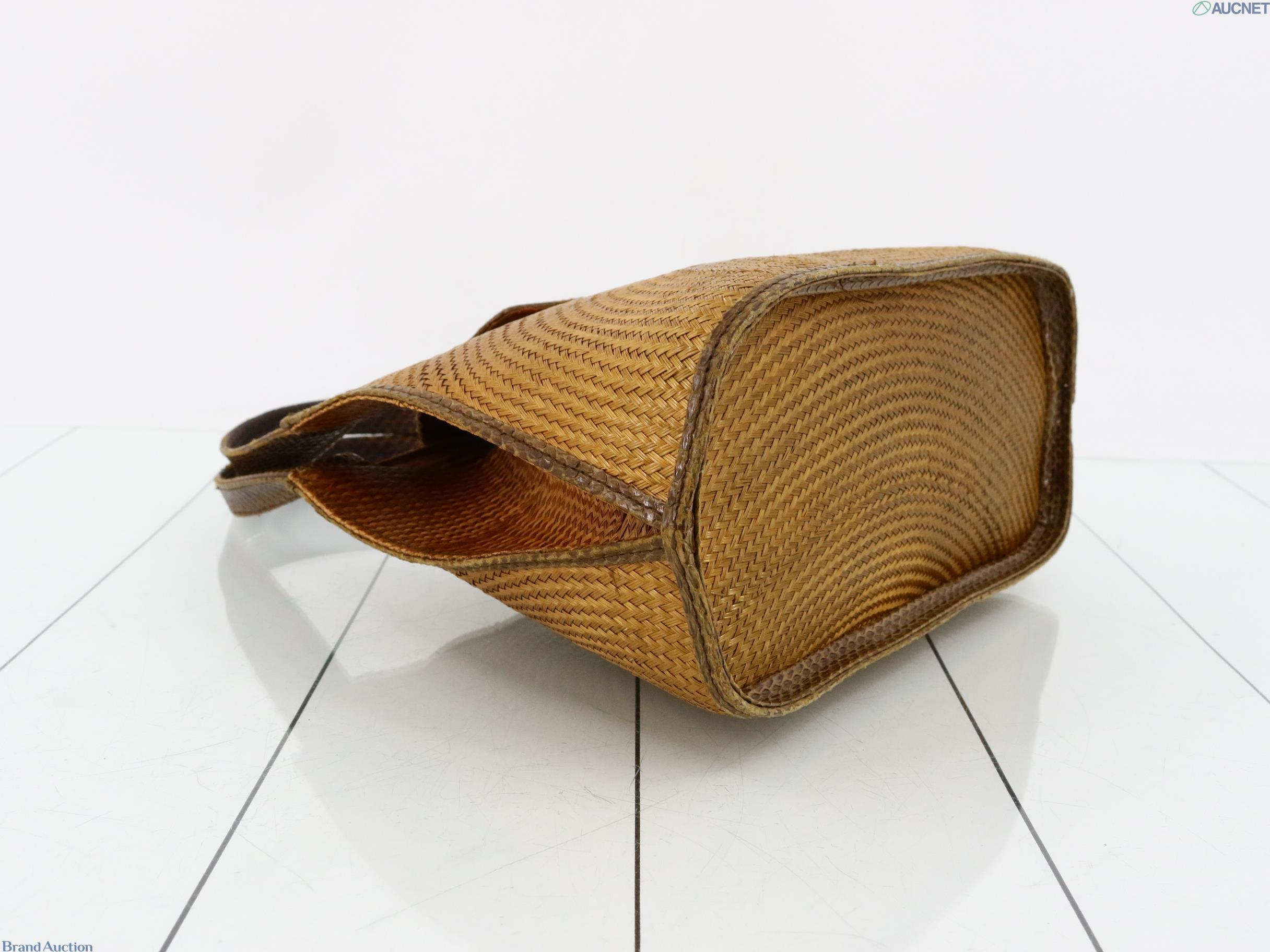 Borsa a mano in intreccio color miele, due manici bruni a scaglie e patta centrale, vista di fronte su fondo bianco — vista 5
