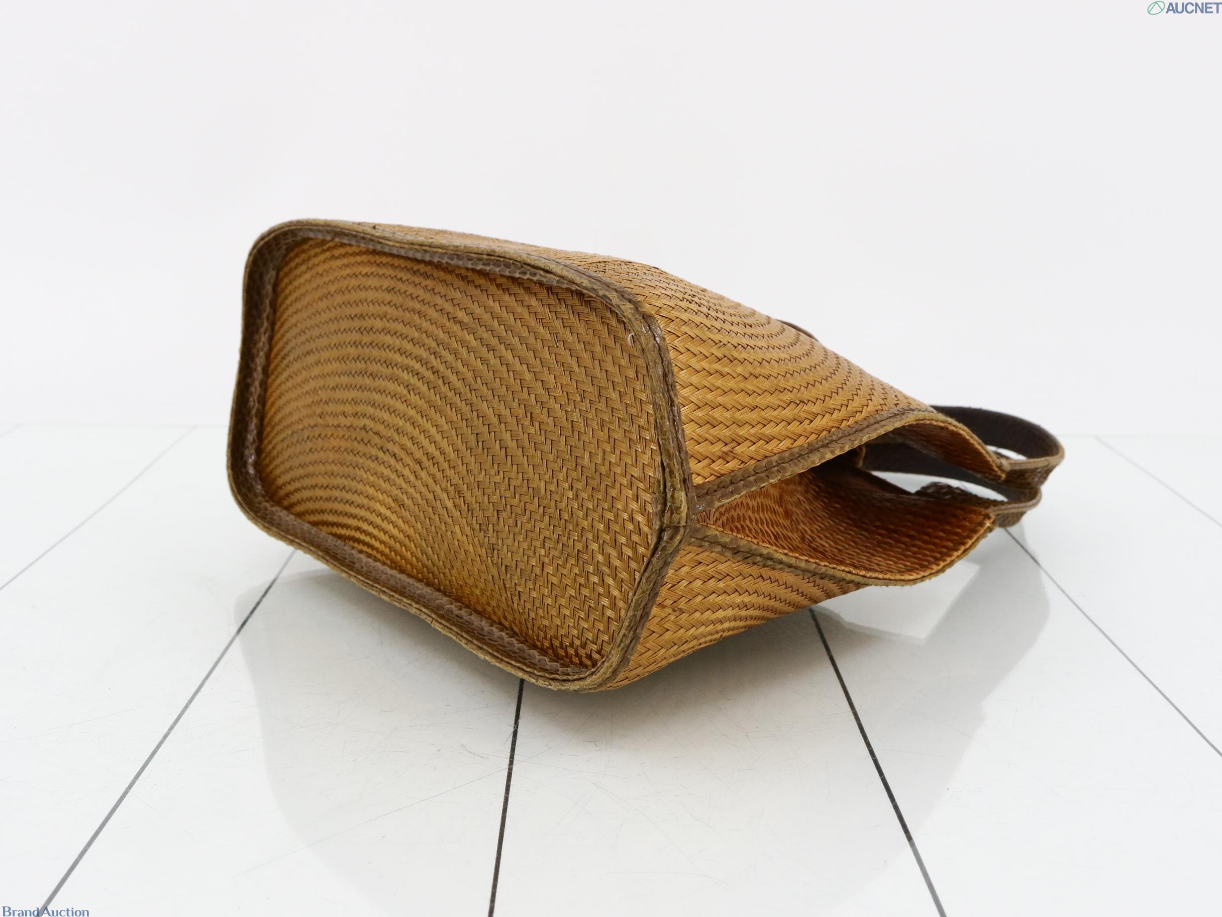 Borsa a mano in intreccio color miele, due manici bruni a scaglie e patta centrale, vista di fronte su fondo bianco — vista 6
