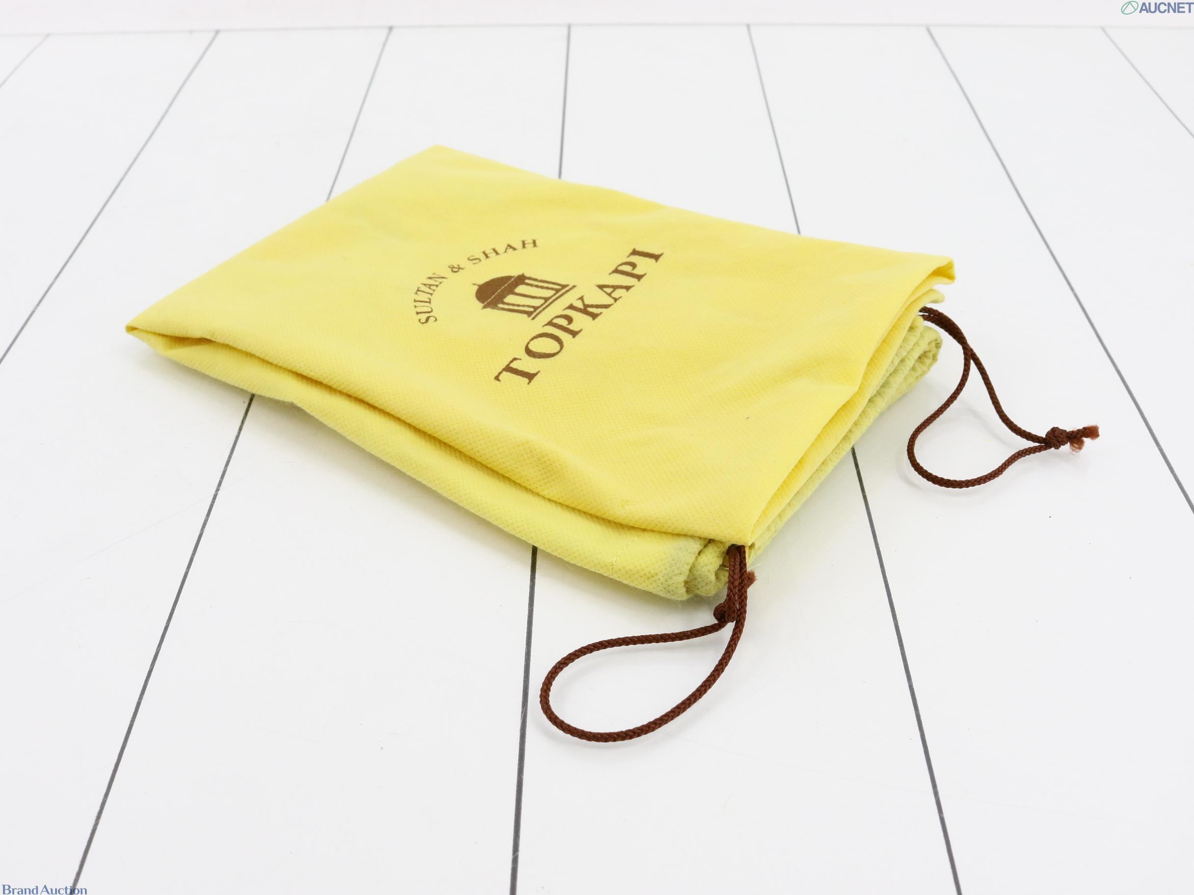 Borsa a mano in intreccio color miele, due manici bruni a scaglie e patta centrale, vista di fronte su fondo bianco — vista 7