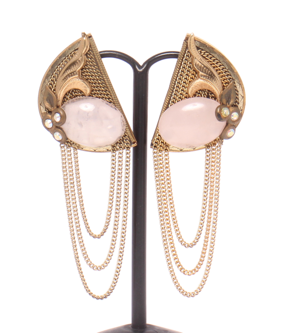 Orecchini a clip E. Koller in metallo dorato con cabochon di quarzo rosa, piccoli strass e tre catenelle, su supporto nero