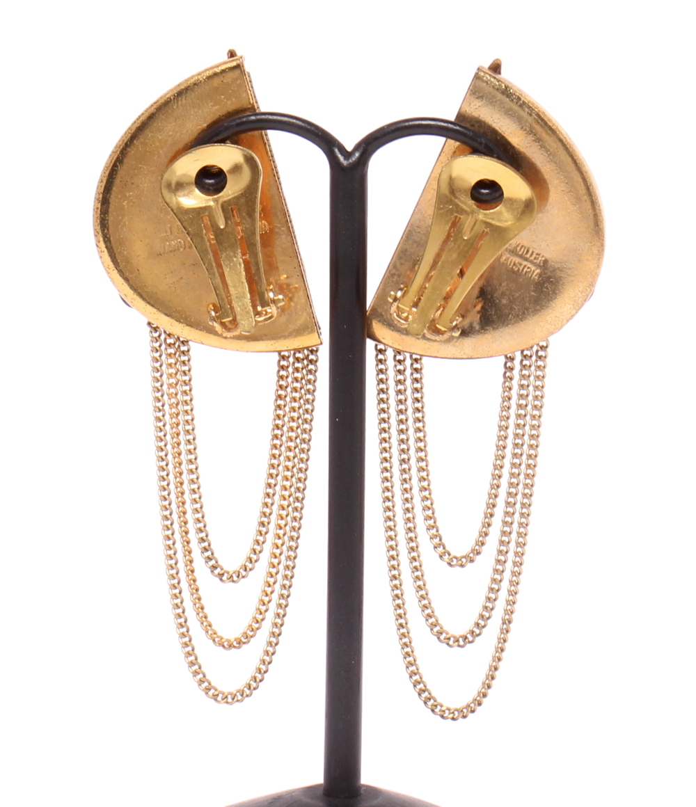 Orecchini a clip E. Koller in metallo dorato con cabochon di quarzo rosa, piccoli strass e tre catenelle, su supporto nero — vista 2