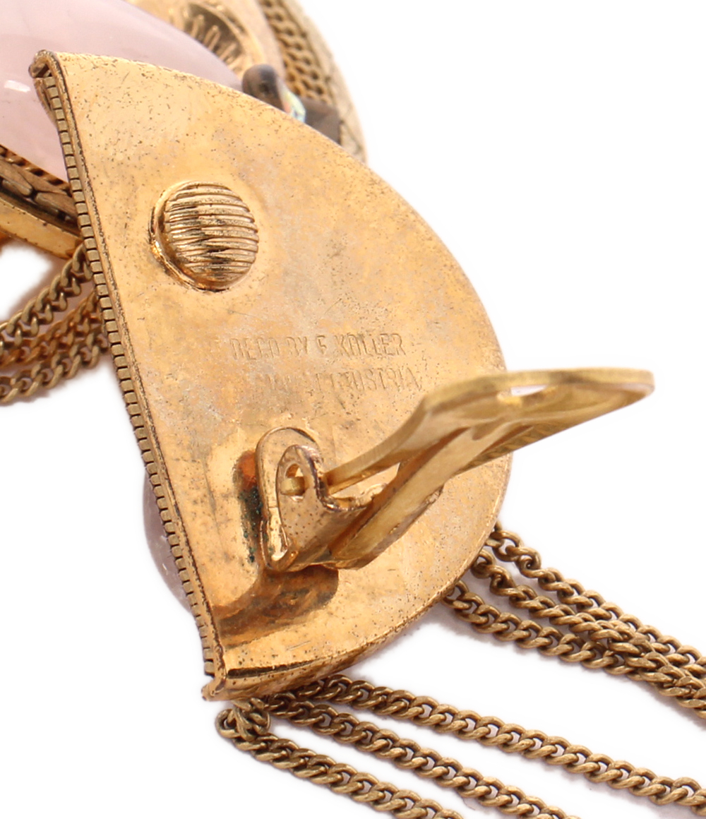 Orecchini a clip E. Koller in metallo dorato con cabochon di quarzo rosa, piccoli strass e tre catenelle, su supporto nero — vista 5