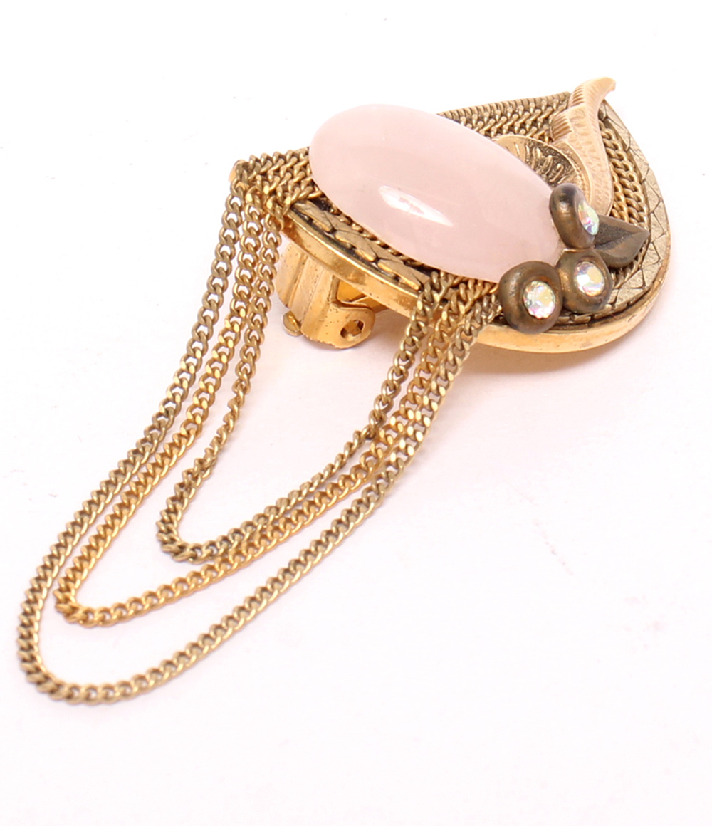 Orecchini a clip E. Koller in metallo dorato con cabochon di quarzo rosa, piccoli strass e tre catenelle, su supporto nero — vista 6