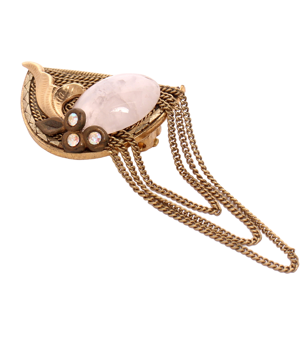 Orecchini a clip E. Koller in metallo dorato con cabochon di quarzo rosa, piccoli strass e tre catenelle, su supporto nero — vista 7