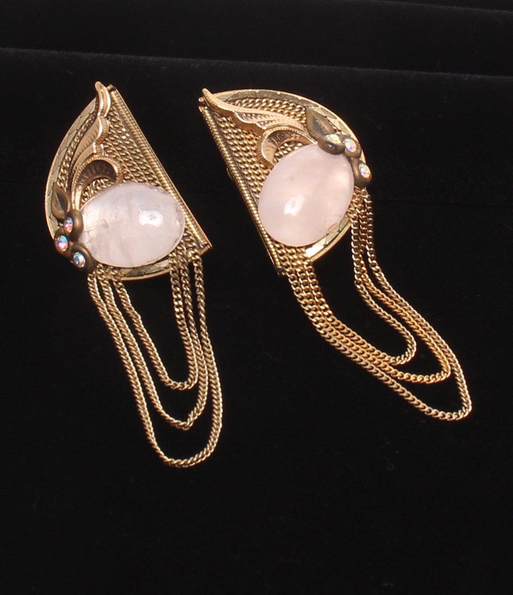 Orecchini a clip E. Koller in metallo dorato con cabochon di quarzo rosa, piccoli strass e tre catenelle, su supporto nero — vista 8