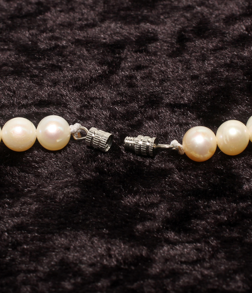 Collana a filo unico di perle d'acqua dolce chiare con chiusura a vite argentata, su velluto scuro — vista 3