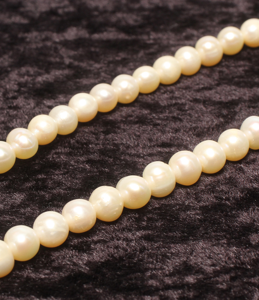 Collana a filo unico di perle d'acqua dolce chiare con chiusura a vite argentata, su velluto scuro — vista 5